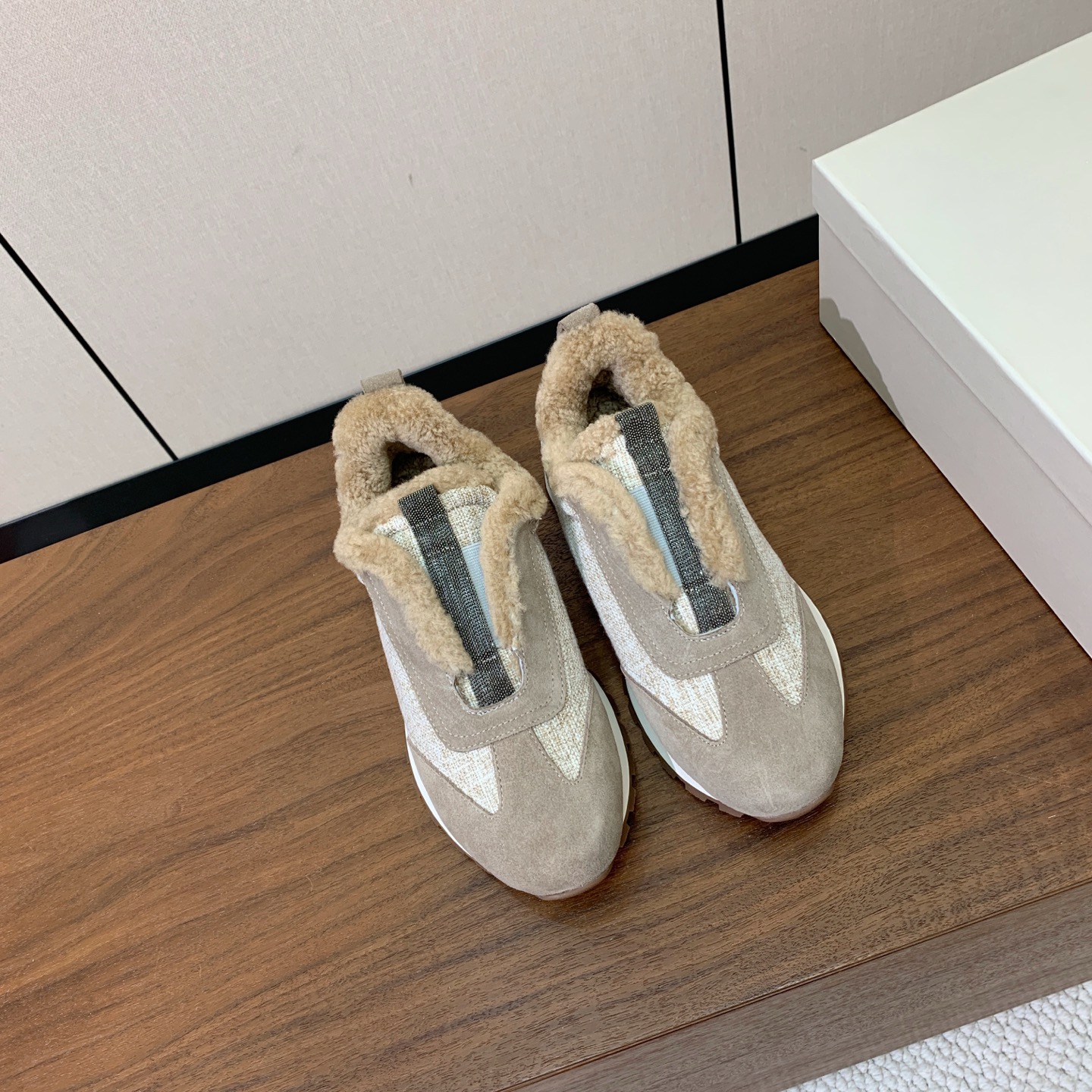 【Brunell* Cucinell*】羊毛里休闲运动鞋。鞋面采用进口牛绒，羊毛内里，原版开模大底！上脚超舒适。 码数：