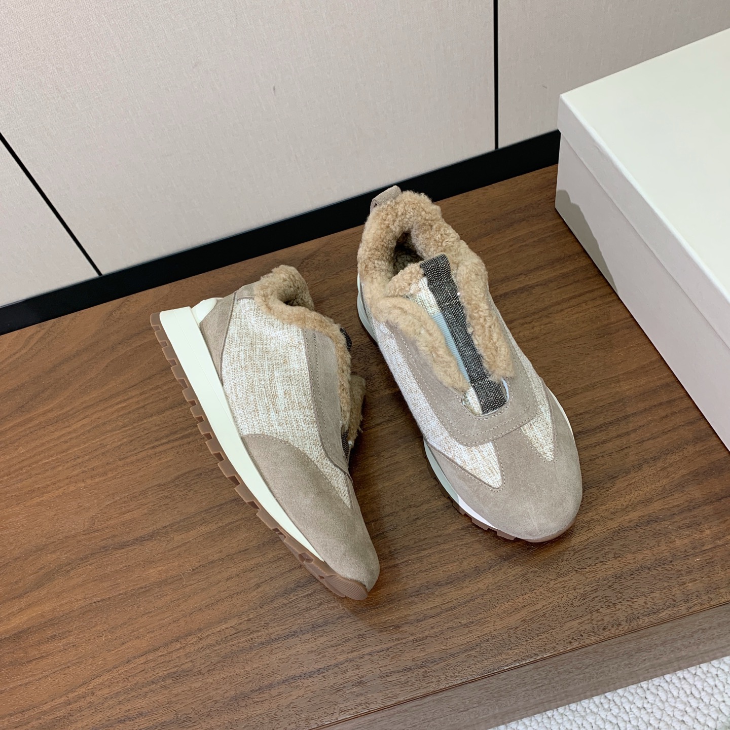 【Brunell* Cucinell*】羊毛里休闲运动鞋。鞋面采用进口牛绒，羊毛内里，原版开模大底！上脚超舒适。 码数：