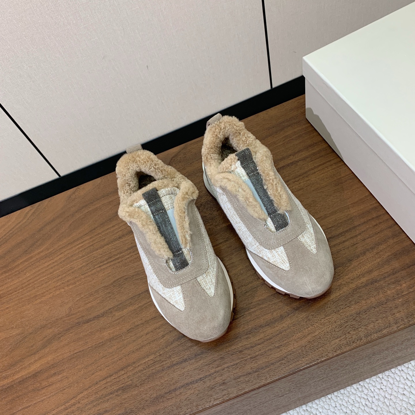 【Brunell* Cucinell*】羊毛里休闲运动鞋。鞋面采用进口牛绒，羊毛内里，原版开模大底！上脚超舒适。 码数：