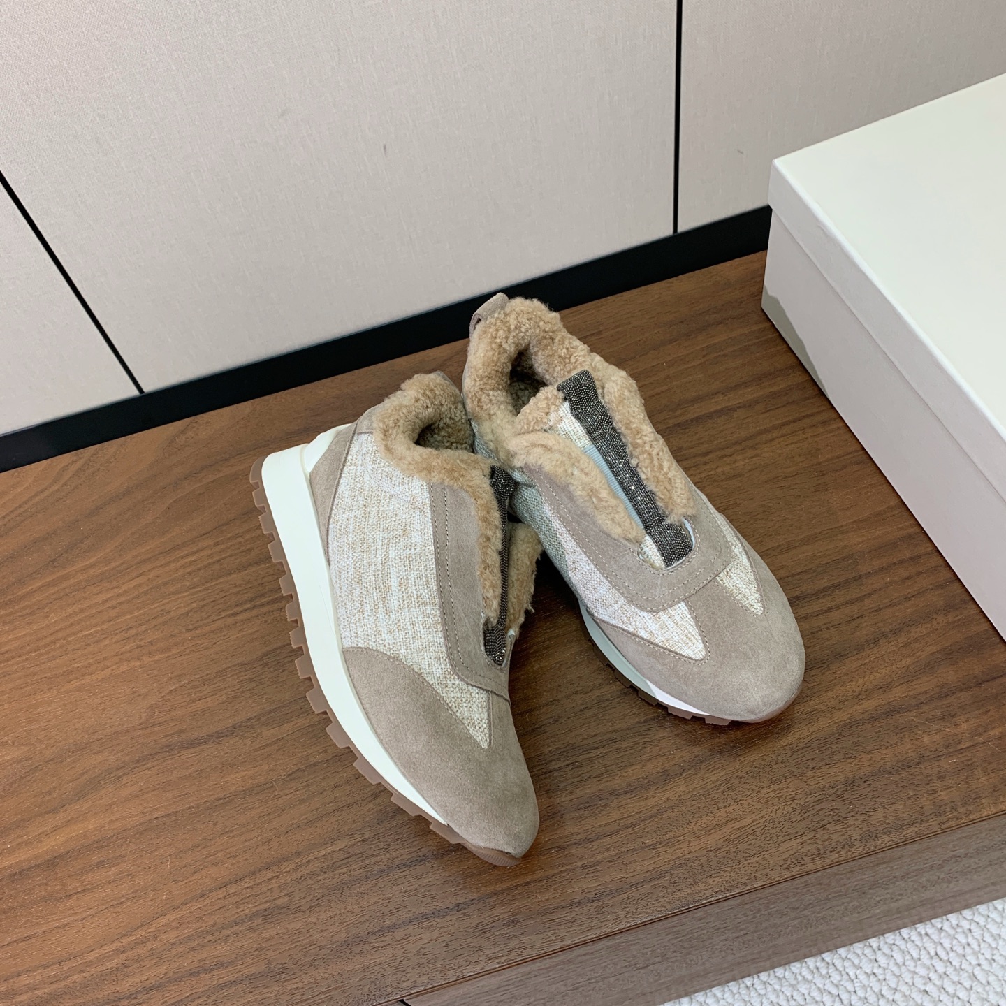 【Brunell* Cucinell*】羊毛里休闲运动鞋。鞋面采用进口牛绒，羊毛内里，原版开模大底！上脚超舒适。 码数：