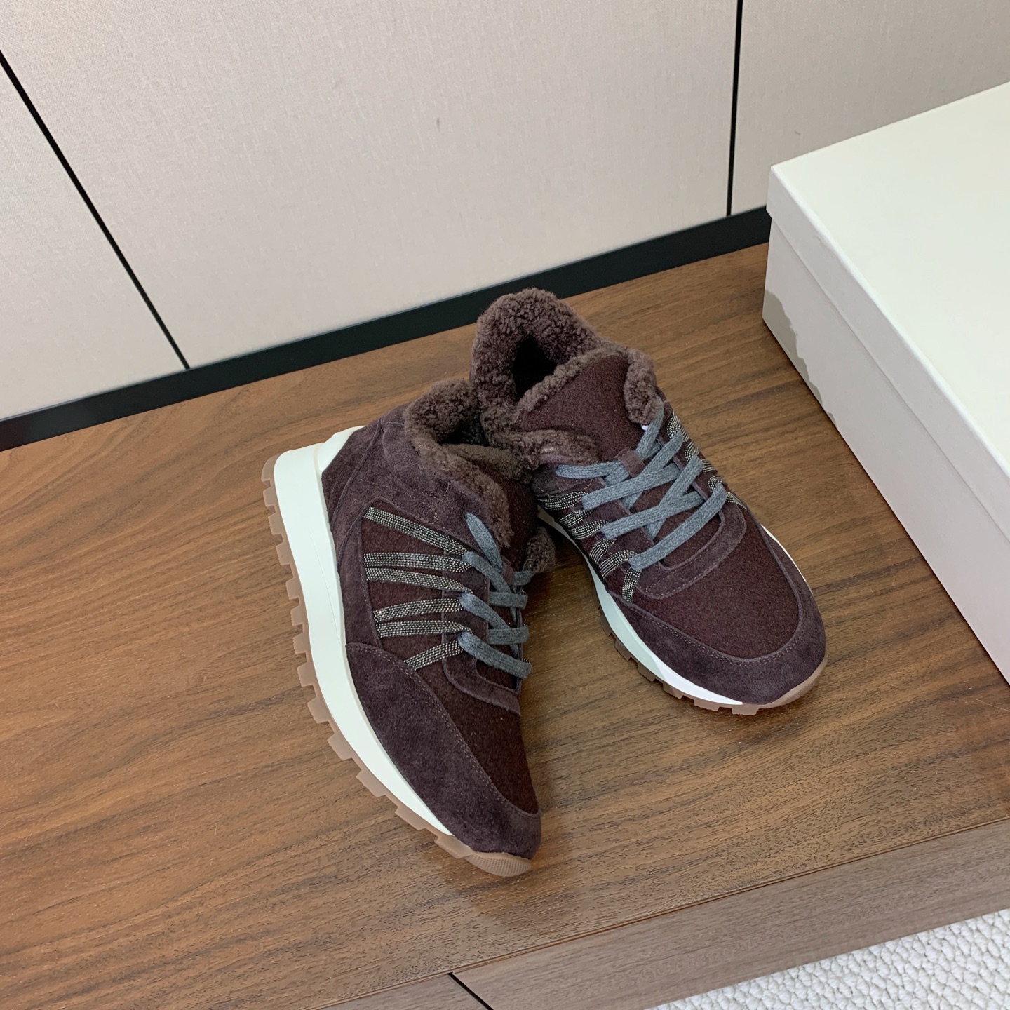 【Brunell* Cucinell*】羊毛里休闲运动鞋。鞋面采用进口牛绒，羊毛内里，原版开模大底！上脚超舒适。 码数：