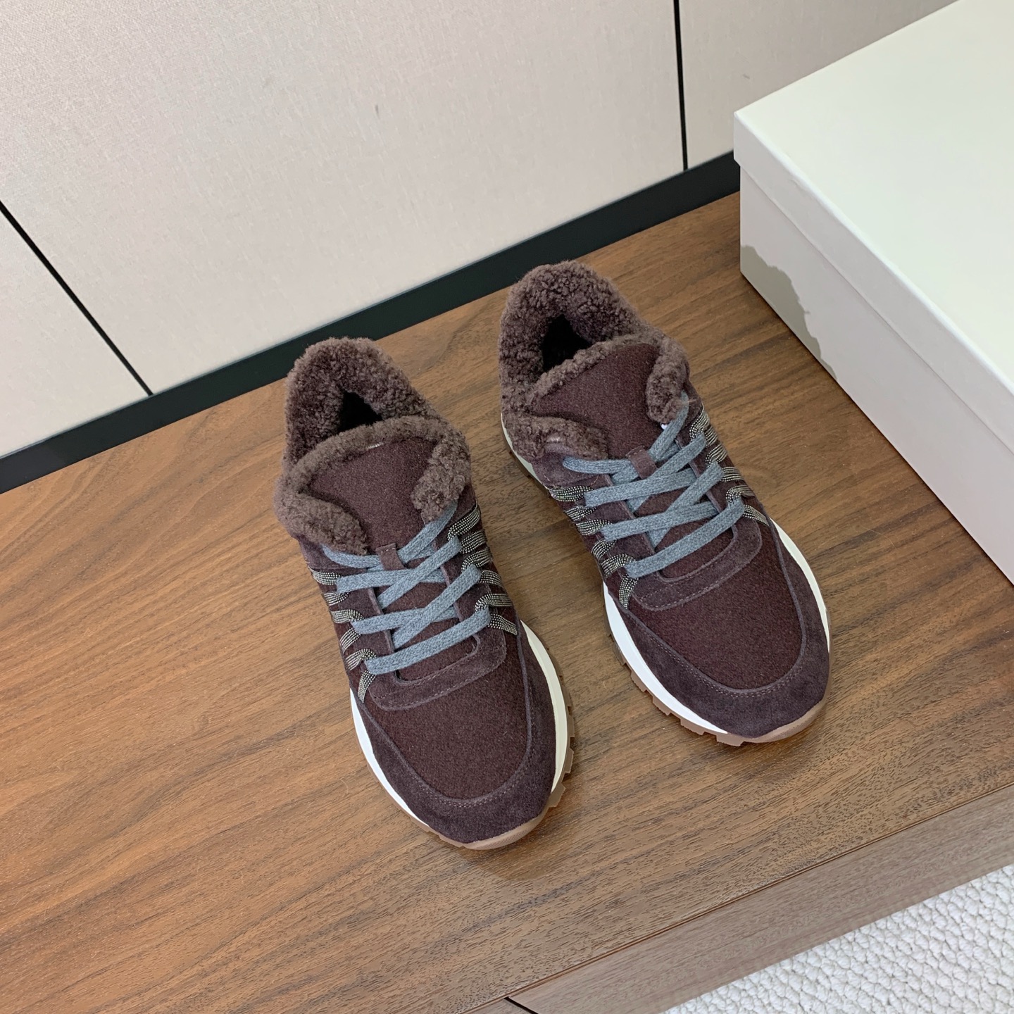 【Brunell* Cucinell*】羊毛里休闲运动鞋。鞋面采用进口牛绒，羊毛内里，原版开模大底！上脚超舒适。 码数：