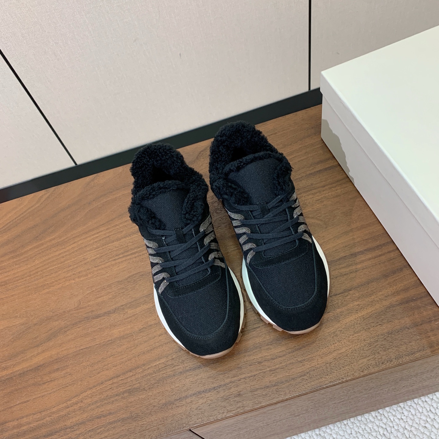 【Brunell* Cucinell*】羊毛里休闲运动鞋。鞋面采用进口牛绒，羊毛内里，原版开模大底！上脚超舒适。 码数：