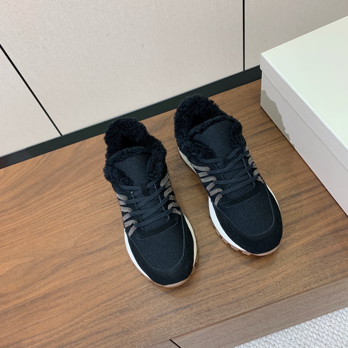 【Brunell* Cucinell*】羊毛里休闲运动鞋。鞋面采用进口牛绒，羊毛内里，原版开模大底！上脚超舒适。 码数：