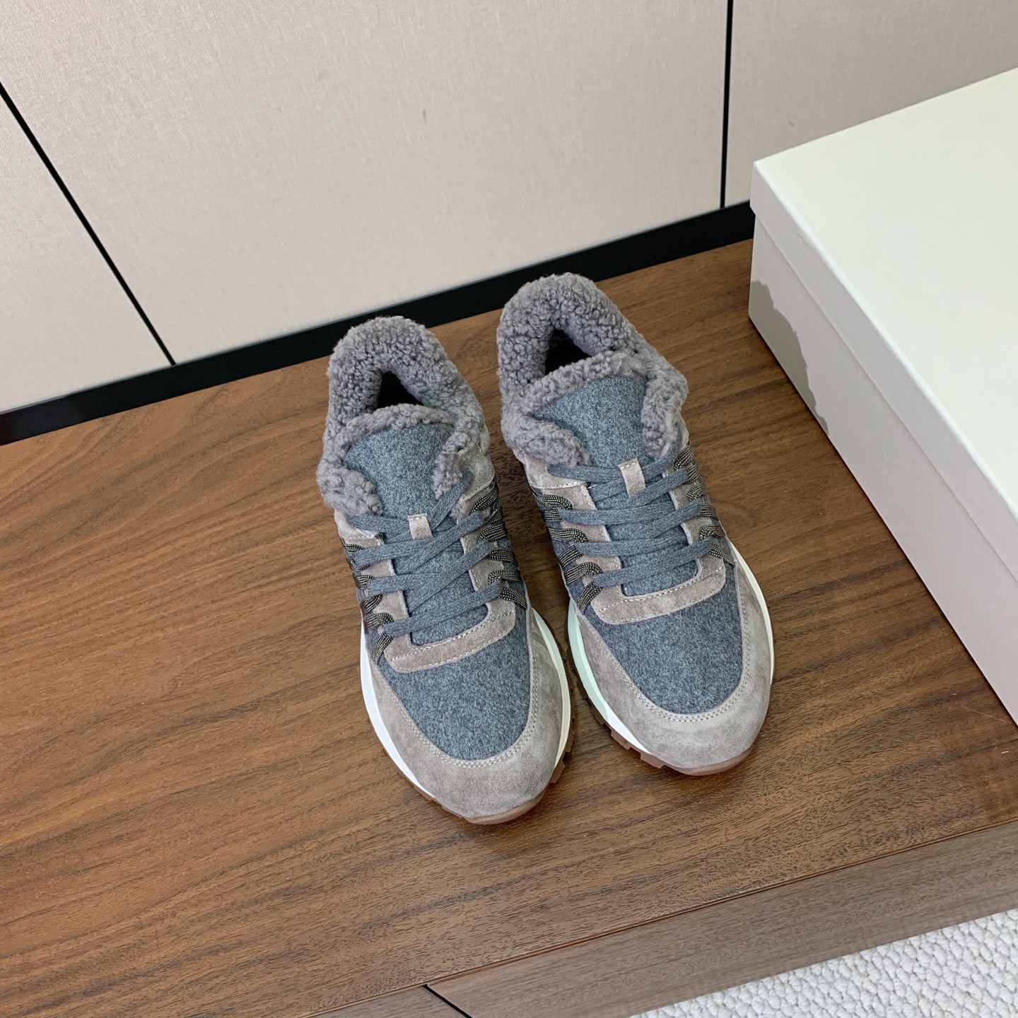 【Brunell* Cucinell*】羊毛里休闲运动鞋。鞋面采用进口牛绒，羊毛内里，原版开模大底！上脚超舒适。 码数：