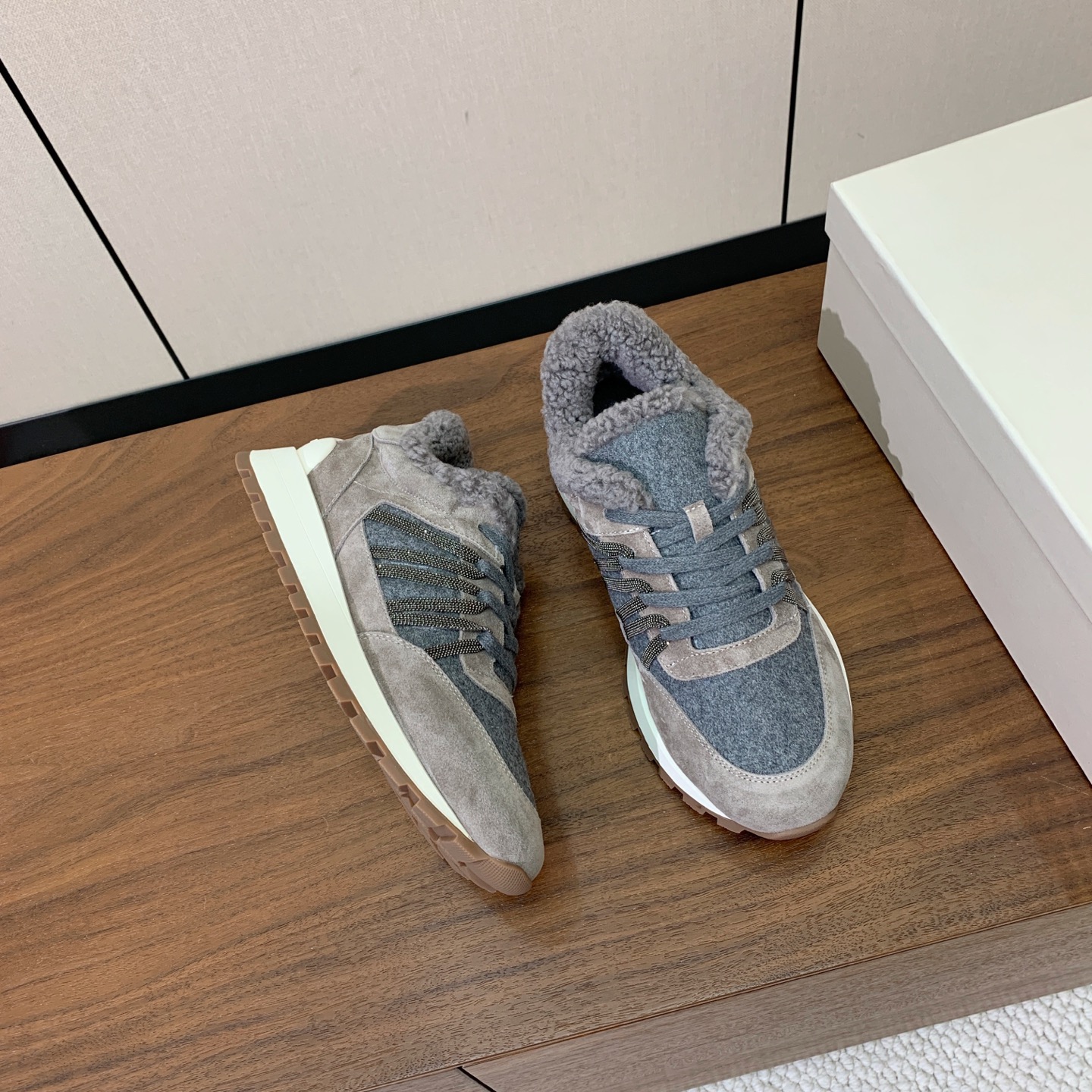 【Brunell* Cucinell*】羊毛里休闲运动鞋。鞋面采用进口牛绒，羊毛内里，原版开模大底！上脚超舒适。 码数：
