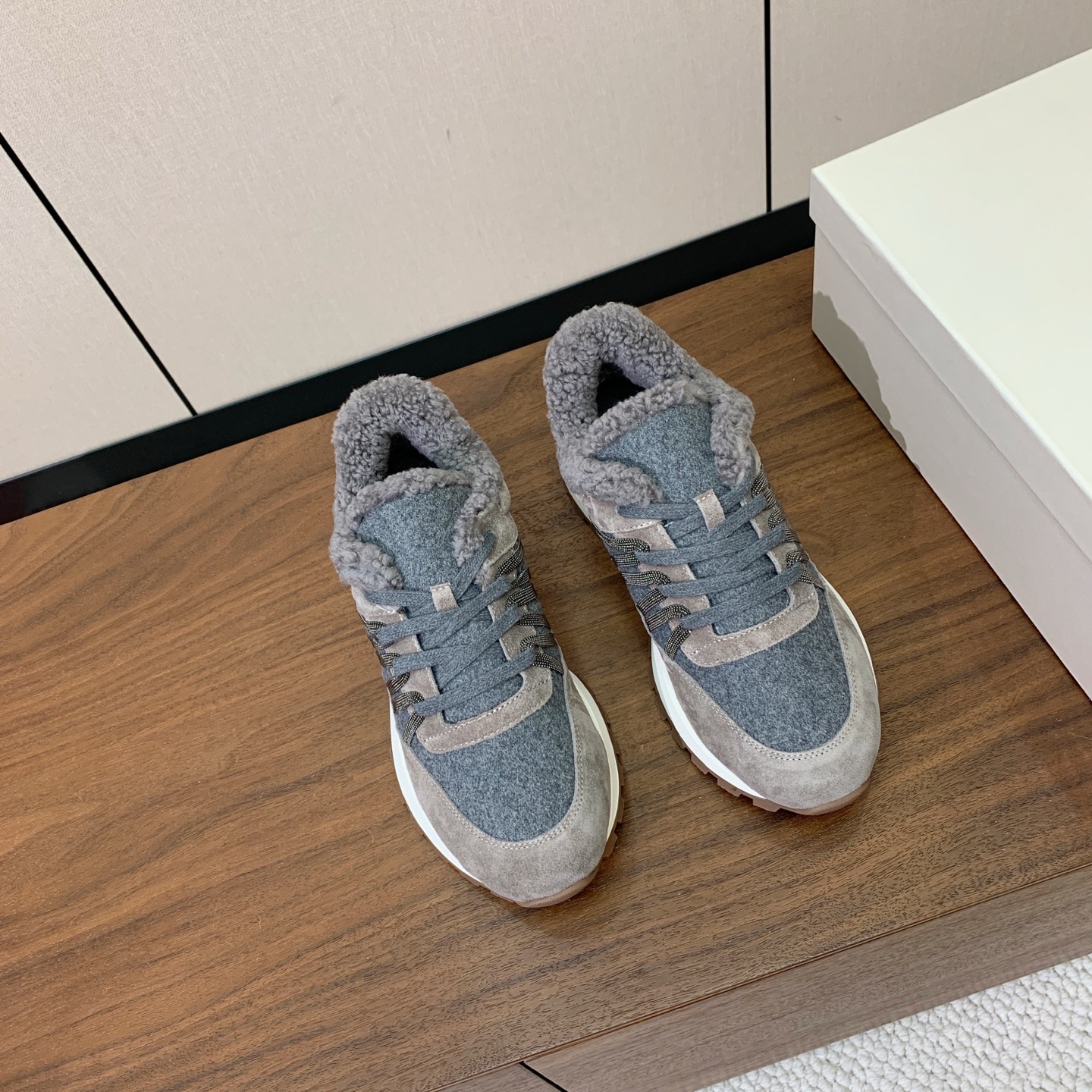 【Brunell* Cucinell*】羊毛里休闲运动鞋。鞋面采用进口牛绒，羊毛内里，原版开模大底！上脚超舒适。 码数：