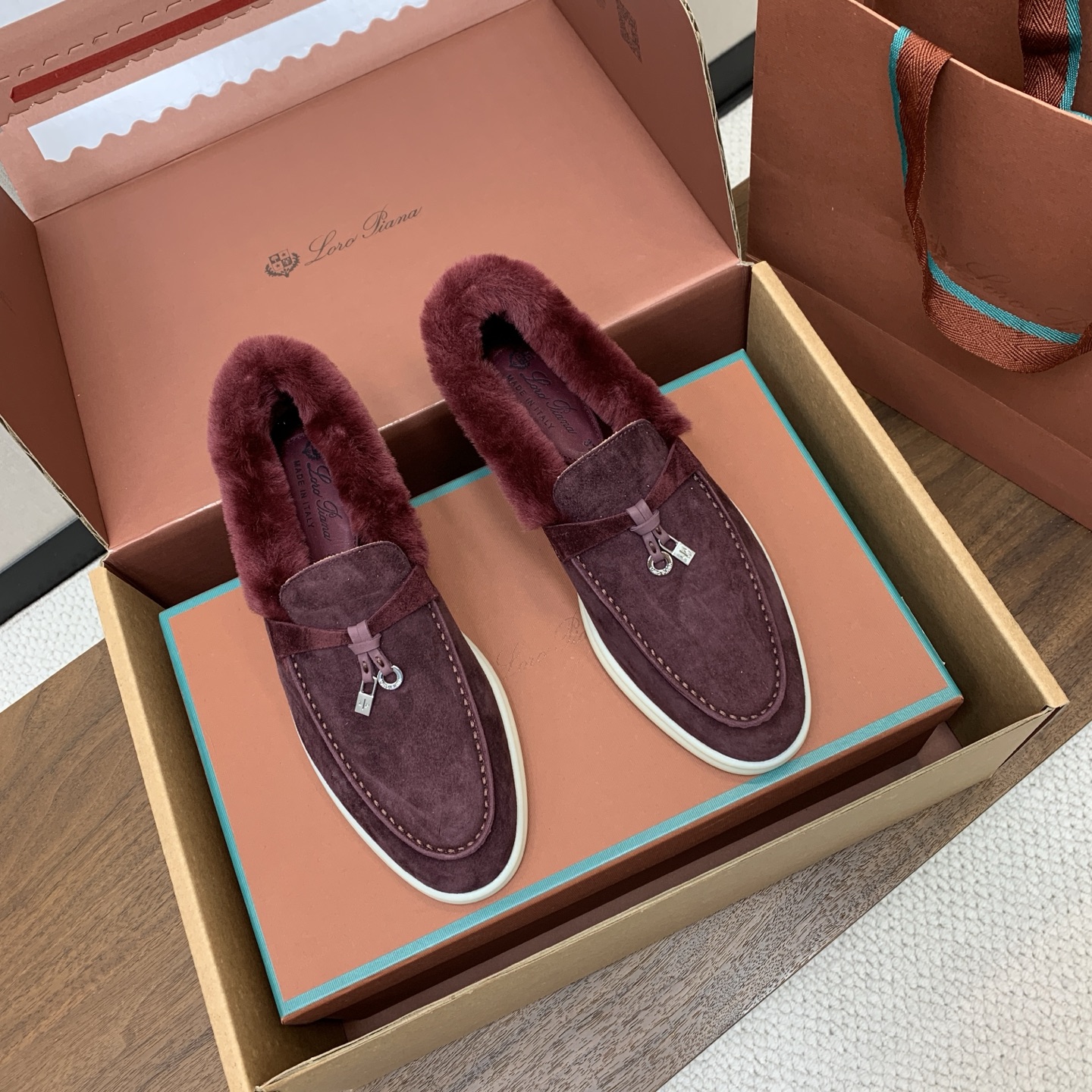 【Loro Piana】顶级版本羊毛里乐福鞋,原版一比一。品牌低调奢华柔软一贯纯色简约的设计风格。皮质柔软舒适度极高 材 【Loro Piana】顶级版本羊毛里乐福鞋,原版一比一。品牌低调奢华柔软一贯纯色简约的设计风格。皮质柔软舒适度极高 材