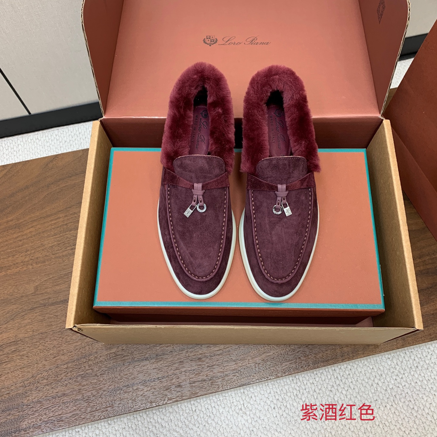 【Loro Piana】顶级版本羊毛里乐福鞋,原版一比一。品牌低调奢华柔软一贯纯色简约的设计风格。皮质柔软舒适度极高 材 【Loro Piana】顶级版本羊毛里乐福鞋,原版一比一。品牌低调奢华柔软一贯纯色简约的设计风格。皮质柔软舒适度极高 材