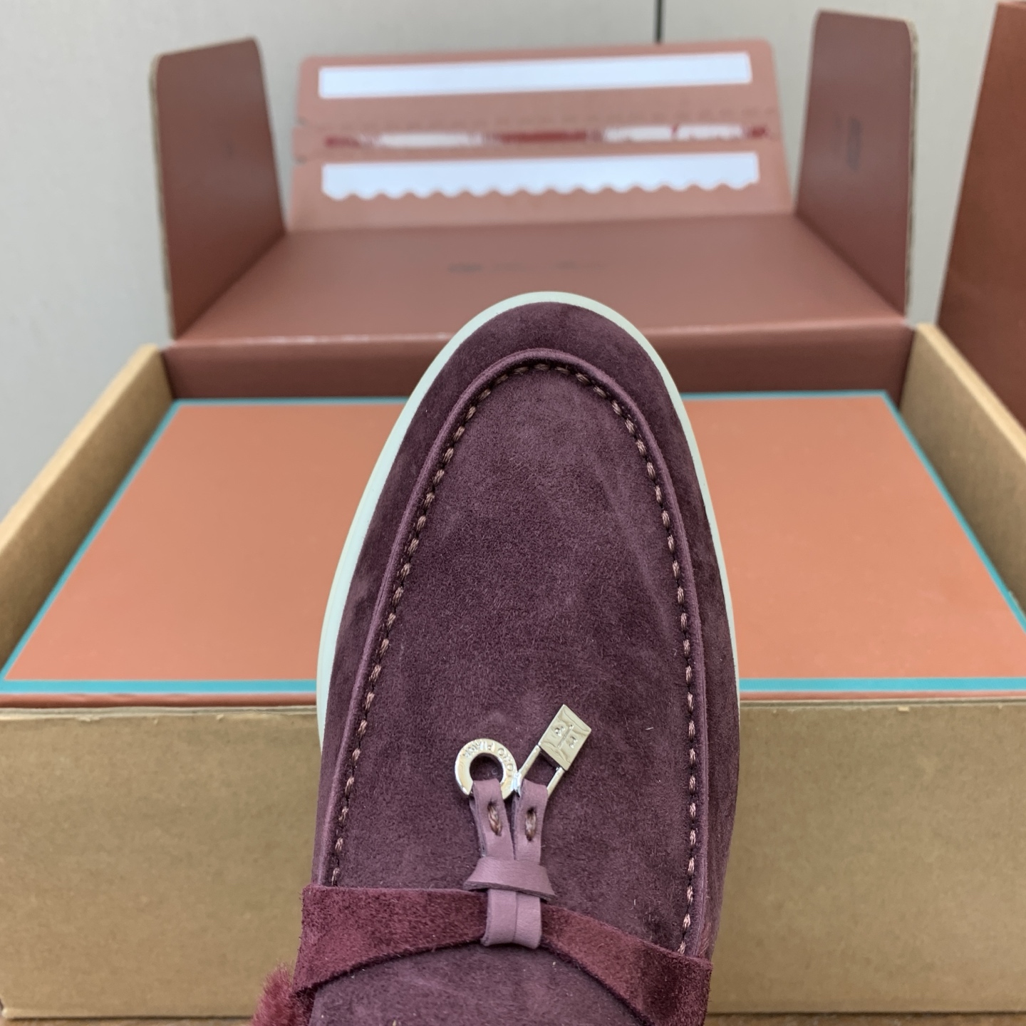 【Loro Piana】顶级版本羊毛里乐福鞋,原版一比一。品牌低调奢华柔软一贯纯色简约的设计风格。皮质柔软舒适度极高 材 【Loro Piana】顶级版本羊毛里乐福鞋,原版一比一。品牌低调奢华柔软一贯纯色简约的设计风格。皮质柔软舒适度极高 材