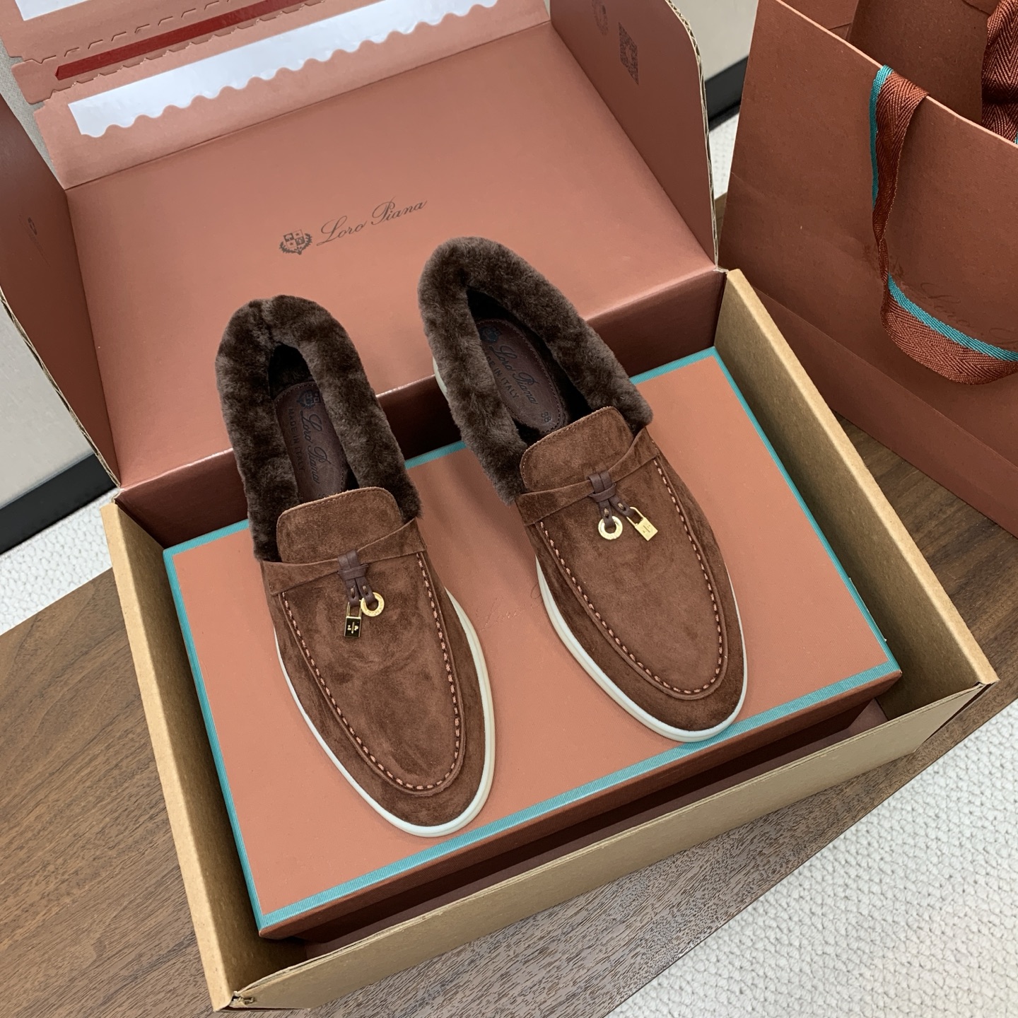 【Loro Piana】顶级版本羊毛里乐福鞋,原版一比一。品牌低调奢华柔软一贯纯色简约的设计风格。皮质柔软舒适度极高 材 【Loro Piana】顶级版本羊毛里乐福鞋,原版一比一。品牌低调奢华柔软一贯纯色简约的设计风格。皮质柔软舒适度极高 材