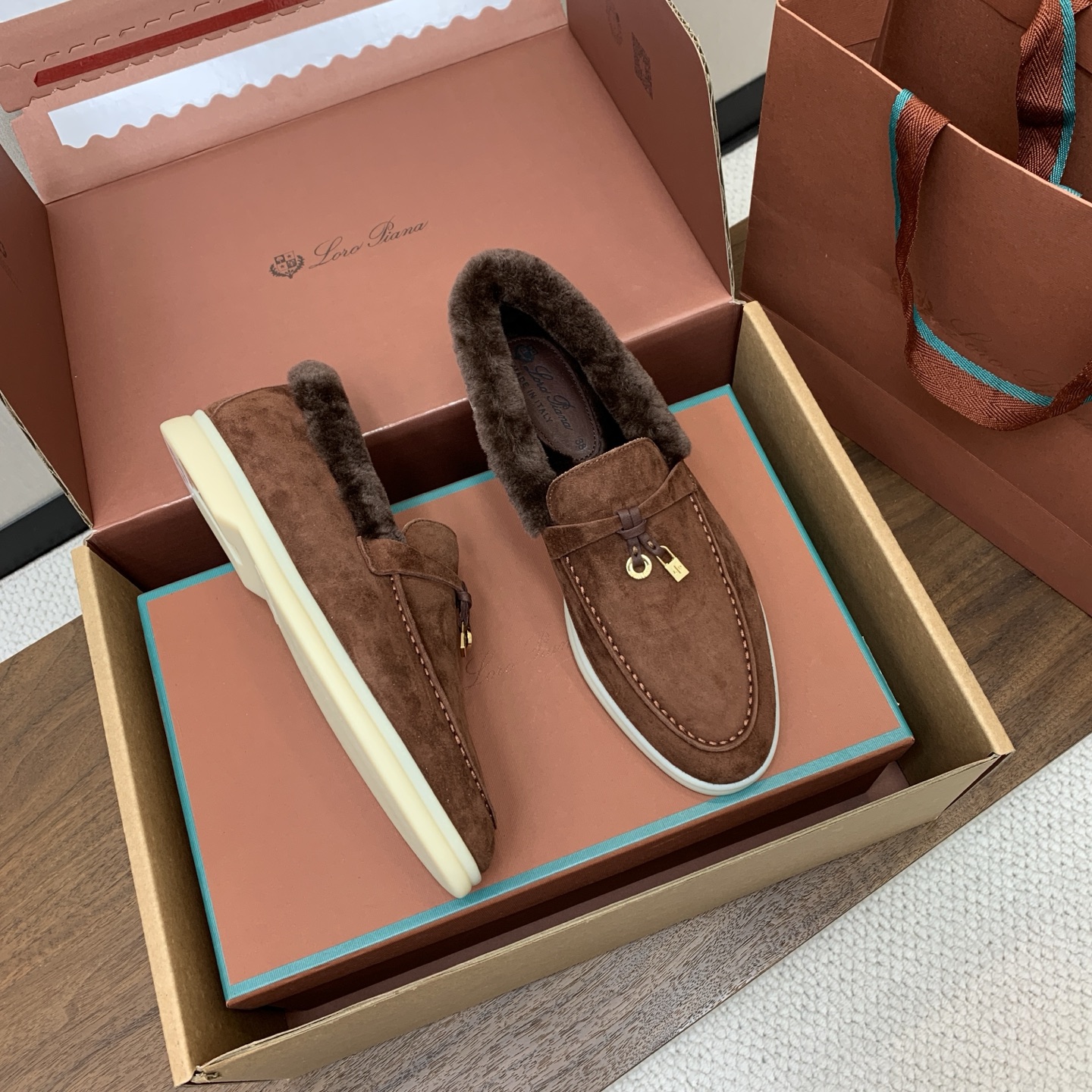 【Loro Piana】顶级版本羊毛里乐福鞋,原版一比一。品牌低调奢华柔软一贯纯色简约的设计风格。皮质柔软舒适度极高 材 【Loro Piana】顶级版本羊毛里乐福鞋,原版一比一。品牌低调奢华柔软一贯纯色简约的设计风格。皮质柔软舒适度极高 材