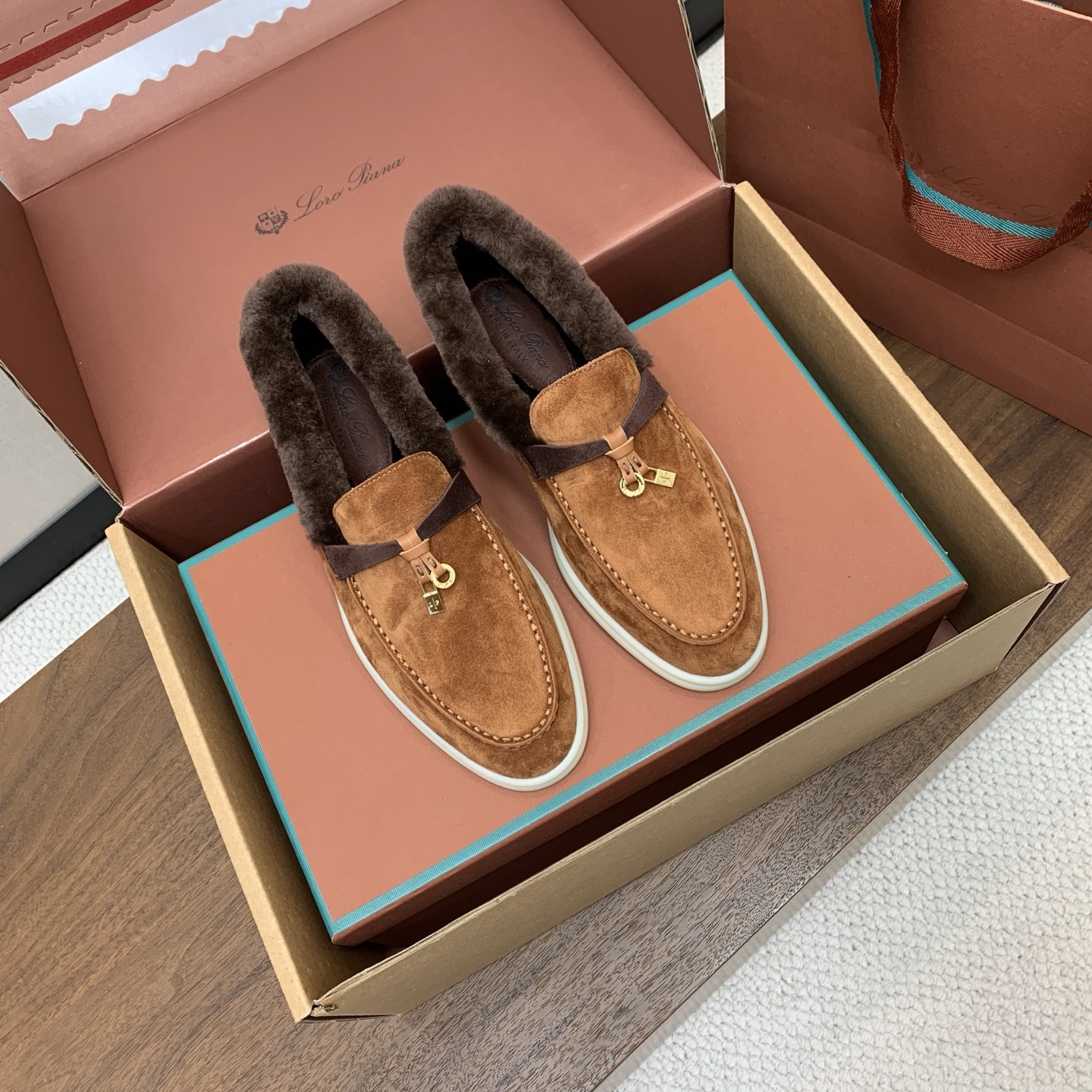 【Loro Piana】顶级版本羊毛里乐福鞋，原版一比一。品牌低调奢华柔软一贯纯色简约的设计风格。皮质柔软舒适度极高 材