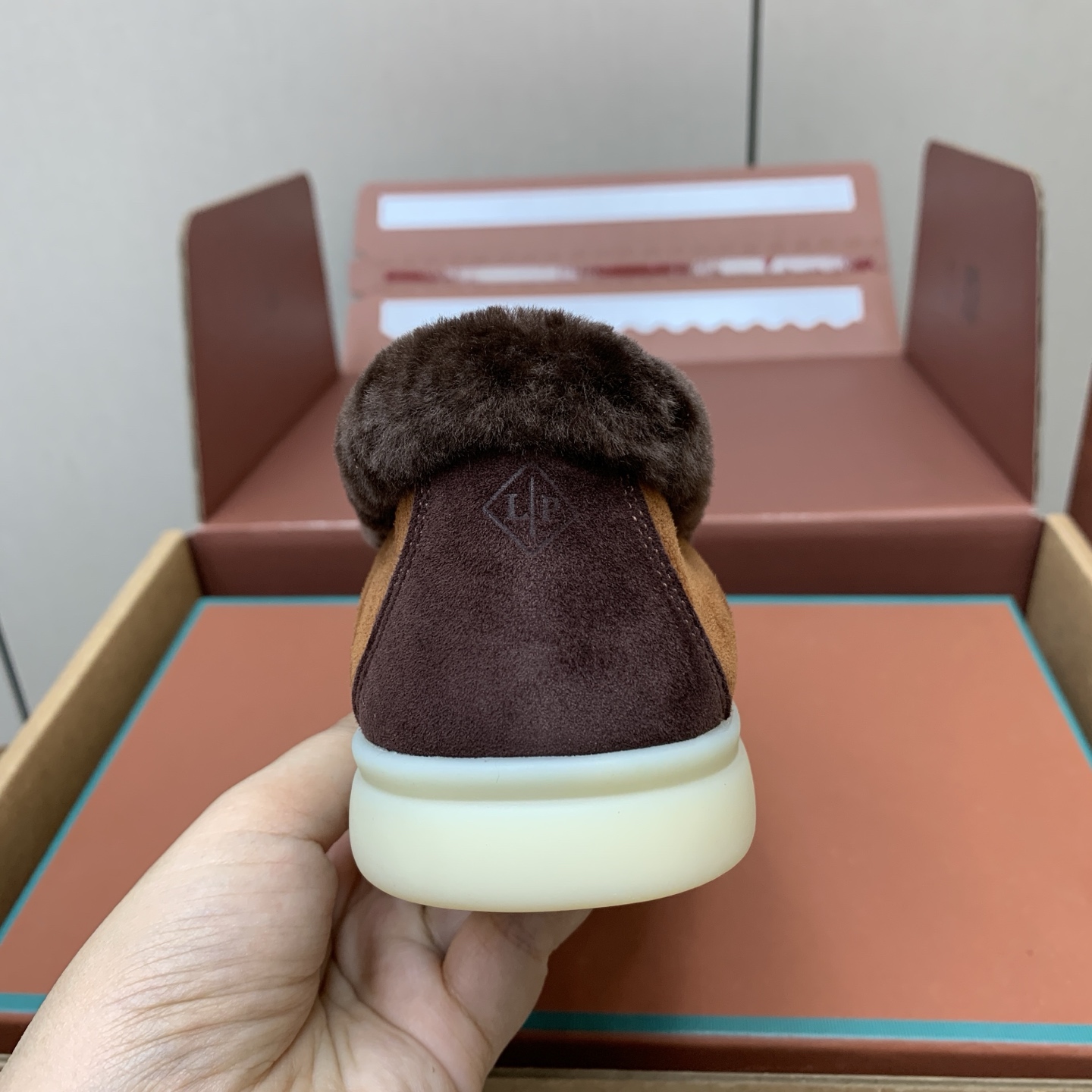 【Loro Piana】顶级版本羊毛里乐福鞋，原版一比一。品牌低调奢华柔软一贯纯色简约的设计风格。皮质柔软舒适度极高 材