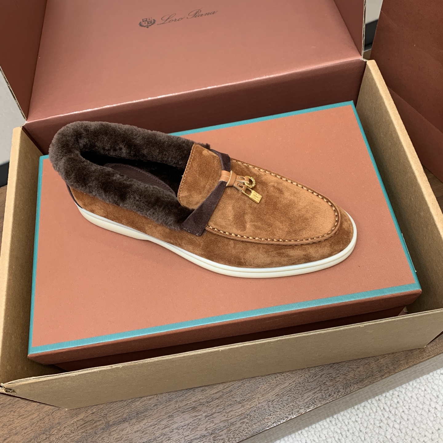 【Loro Piana】顶级版本羊毛里乐福鞋，原版一比一。品牌低调奢华柔软一贯纯色简约的设计风格。皮质柔软舒适度极高 材