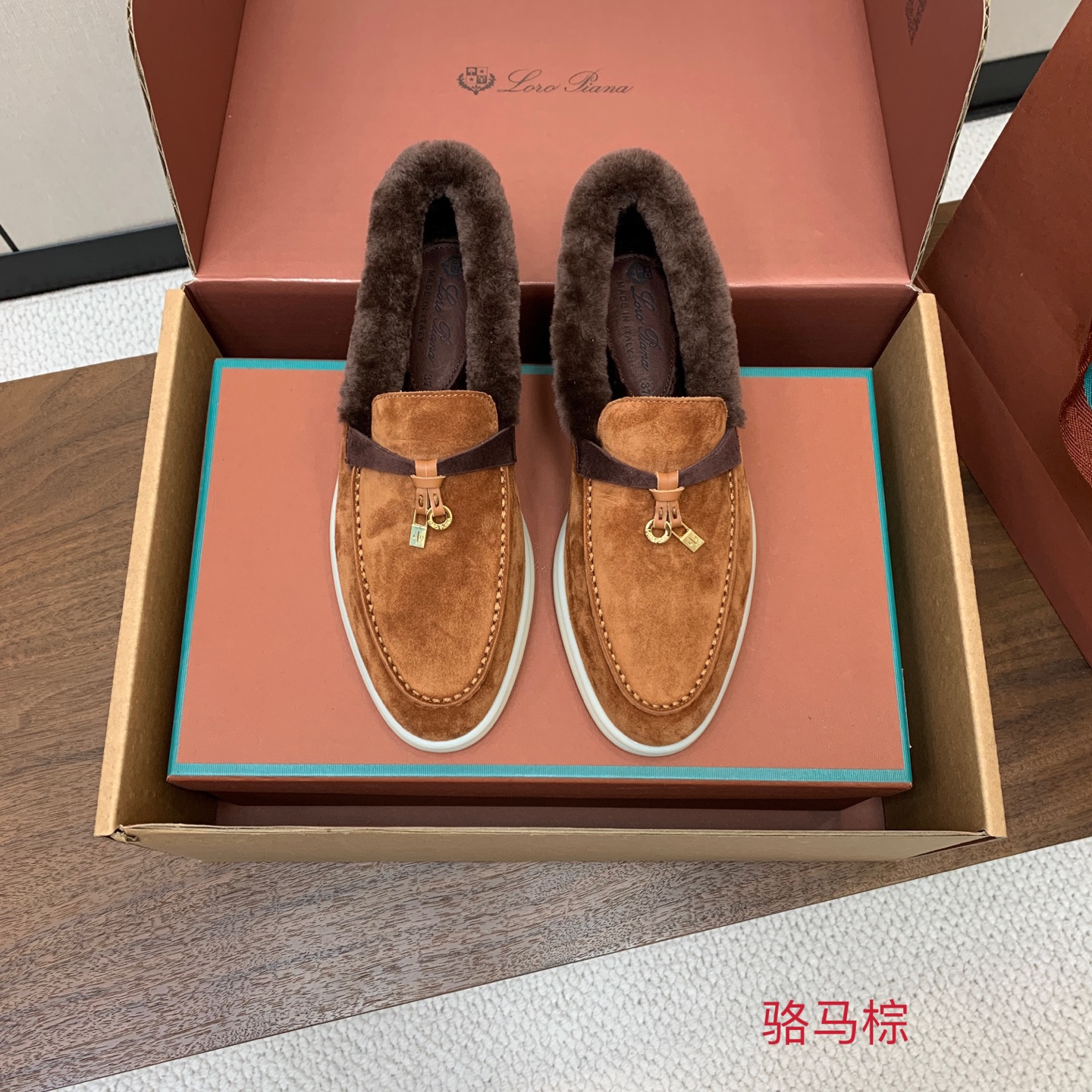 【Loro Piana】顶级版本羊毛里乐福鞋，原版一比一。品牌低调奢华柔软一贯纯色简约的设计风格。皮质柔软舒适度极高 材