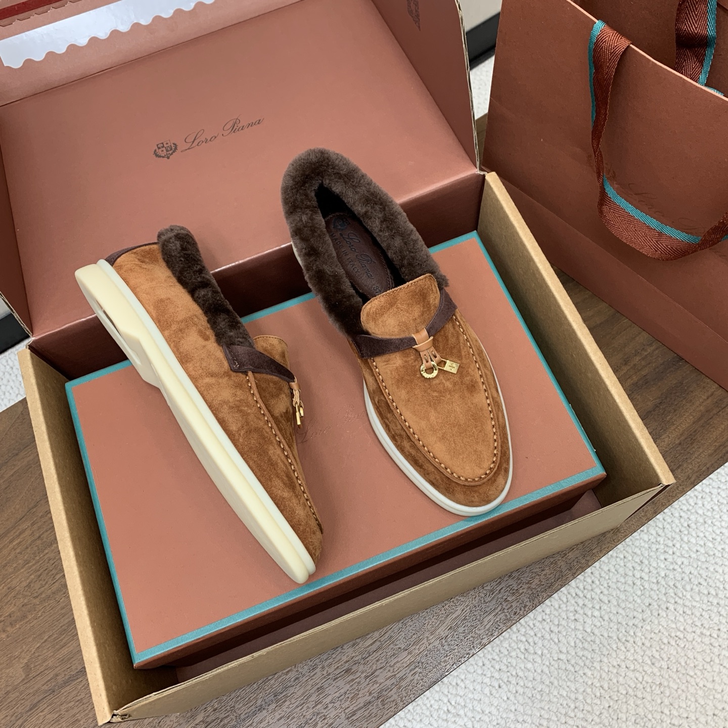 【Loro Piana】顶级版本羊毛里乐福鞋，原版一比一。品牌低调奢华柔软一贯纯色简约的设计风格。皮质柔软舒适度极高 材