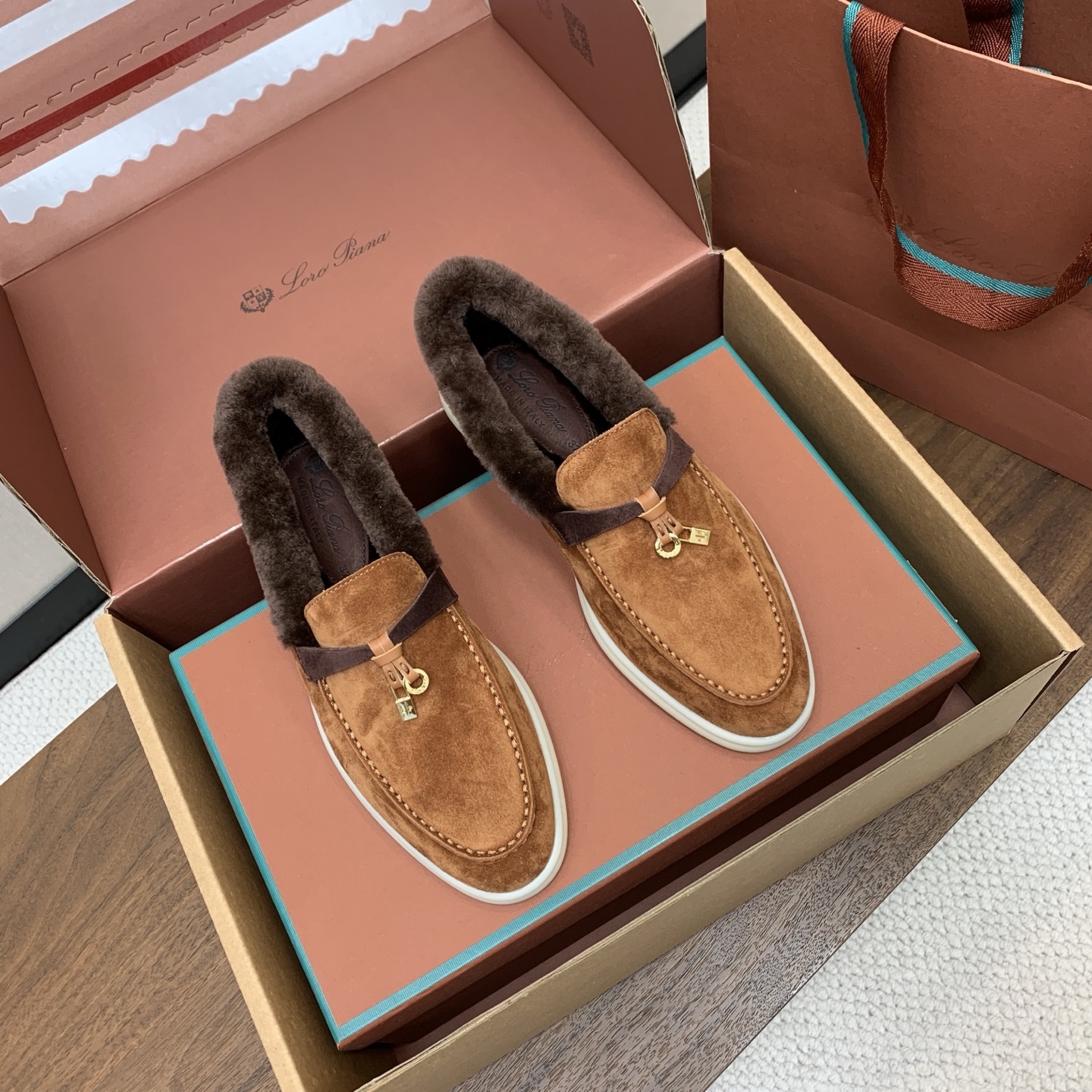 【Loro Piana】顶级版本羊毛里乐福鞋，原版一比一。品牌低调奢华柔软一贯纯色简约的设计风格。皮质柔软舒适度极高 材
