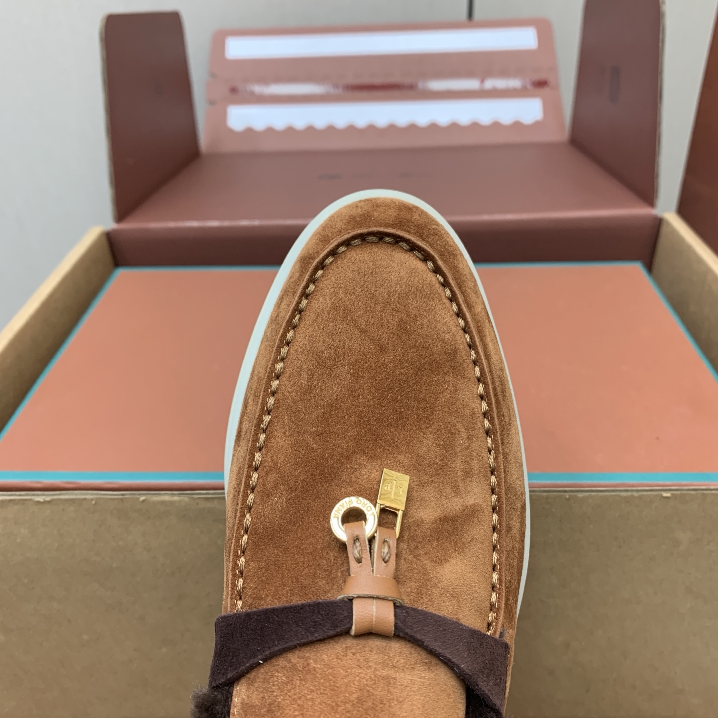 【Loro Piana】顶级版本羊毛里乐福鞋，原版一比一。品牌低调奢华柔软一贯纯色简约的设计风格。皮质柔软舒适度极高 材