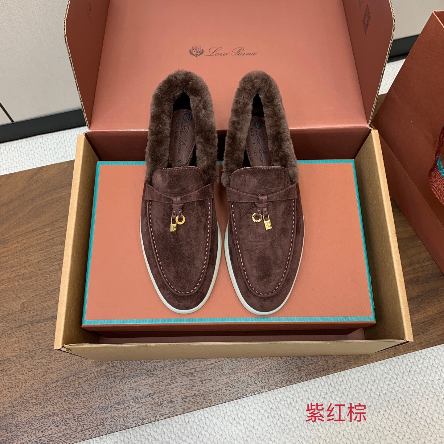 【Loro Piana】顶级版本羊毛里乐福鞋，原版一比一。品牌低调奢华柔软一贯纯色简约的设计风格。皮质柔软舒适度极高 材