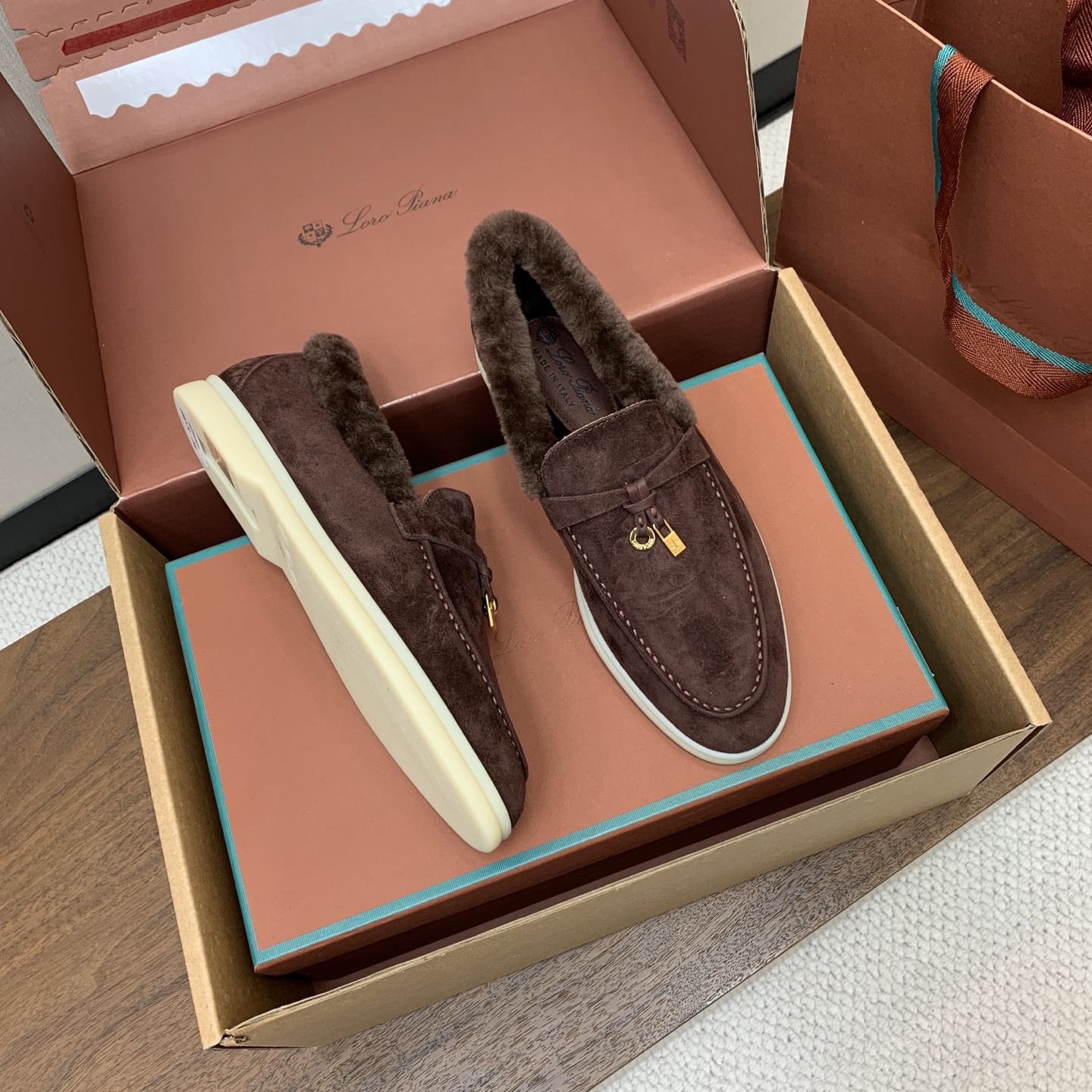 【Loro Piana】顶级版本羊毛里乐福鞋，原版一比一。品牌低调奢华柔软一贯纯色简约的设计风格。皮质柔软舒适度极高 材