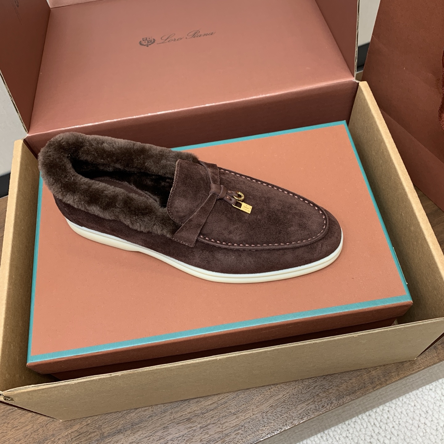 【Loro Piana】顶级版本羊毛里乐福鞋，原版一比一。品牌低调奢华柔软一贯纯色简约的设计风格。皮质柔软舒适度极高 材