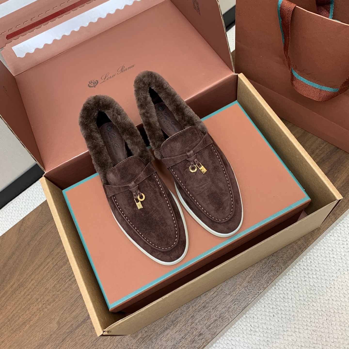 【Loro Piana】顶级版本羊毛里乐福鞋，原版一比一。品牌低调奢华柔软一贯纯色简约的设计风格。皮质柔软舒适度极高 材