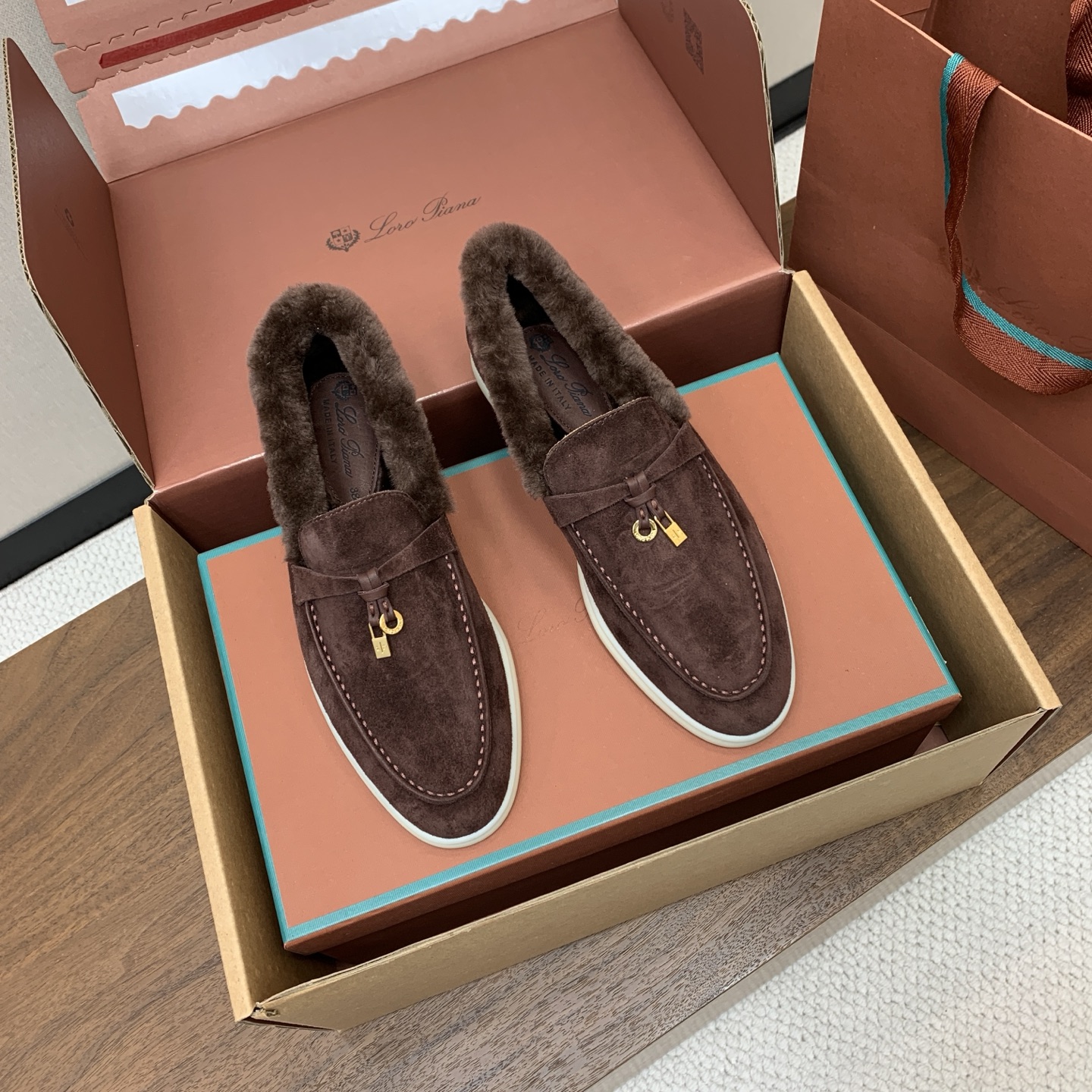 【Loro Piana】顶级版本羊毛里乐福鞋，原版一比一。品牌低调奢华柔软一贯纯色简约的设计风格。皮质柔软舒适度极高 材