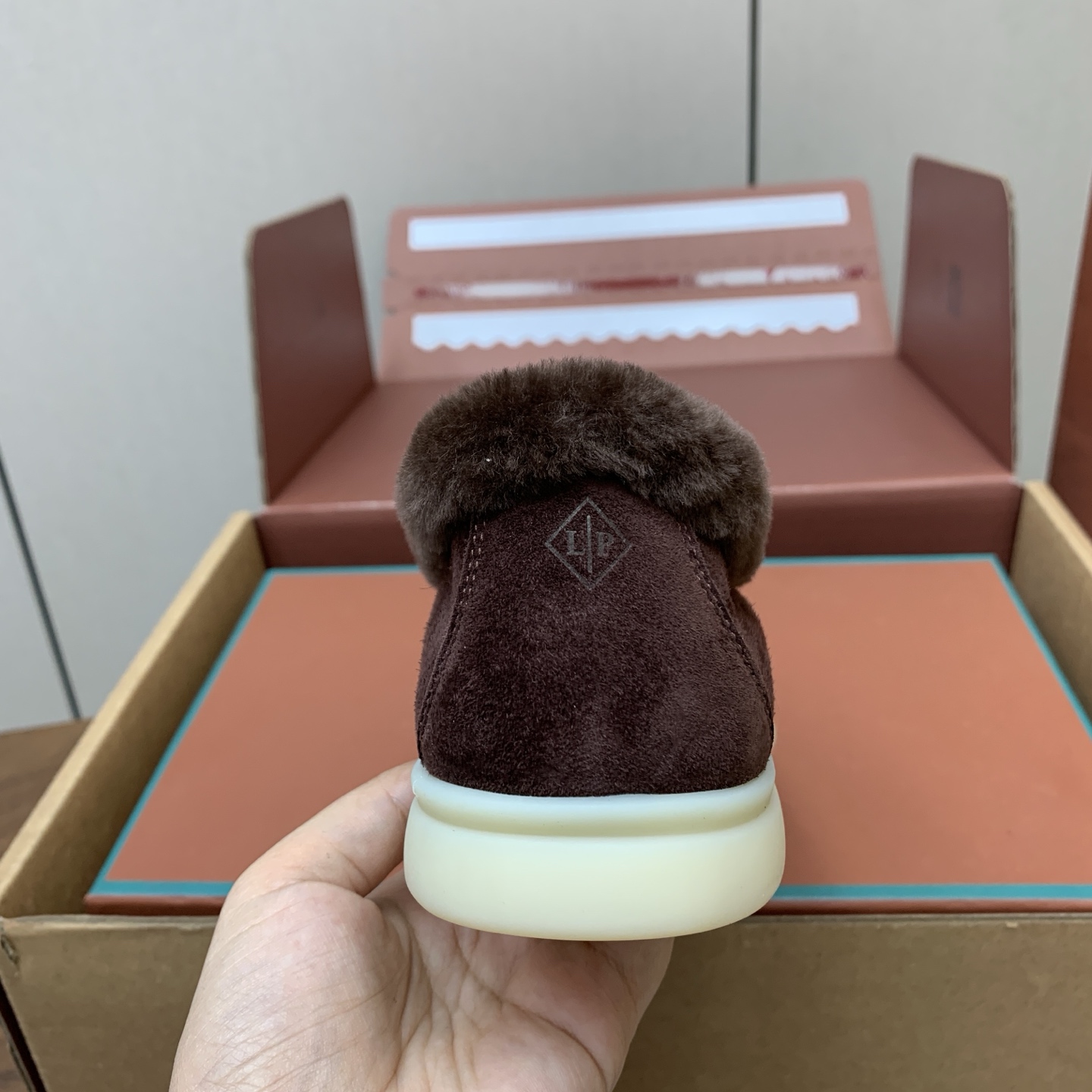 【Loro Piana】顶级版本羊毛里乐福鞋，原版一比一。品牌低调奢华柔软一贯纯色简约的设计风格。皮质柔软舒适度极高 材