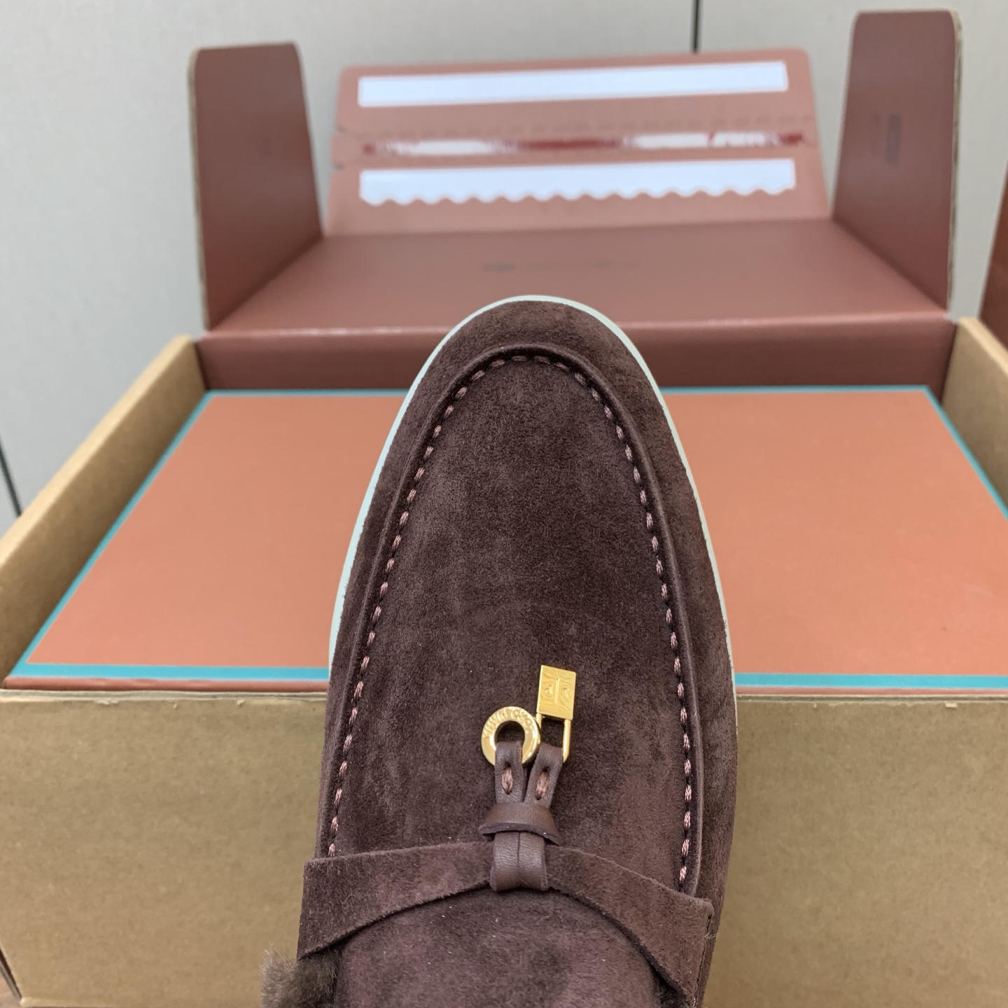 【Loro Piana】顶级版本羊毛里乐福鞋，原版一比一。品牌低调奢华柔软一贯纯色简约的设计风格。皮质柔软舒适度极高 材