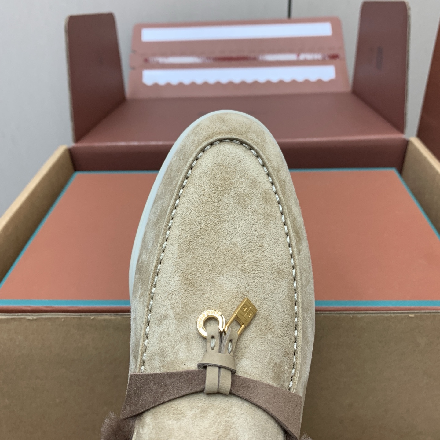 【Loro Piana】顶级版本羊毛里乐福鞋，原版一比一。品牌低调奢华柔软一贯纯色简约的设计风格。皮质柔软舒适度极高 材