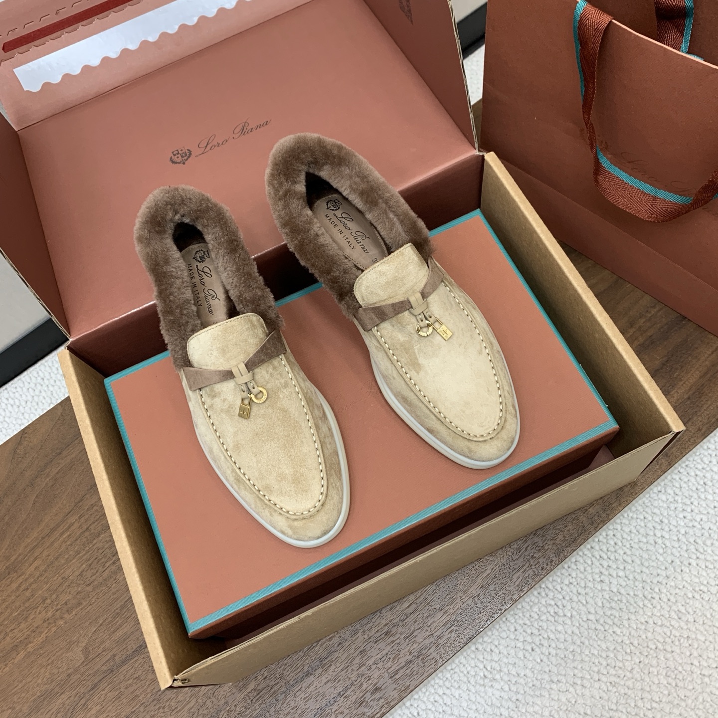 【Loro Piana】顶级版本羊毛里乐福鞋，原版一比一。品牌低调奢华柔软一贯纯色简约的设计风格。皮质柔软舒适度极高 材