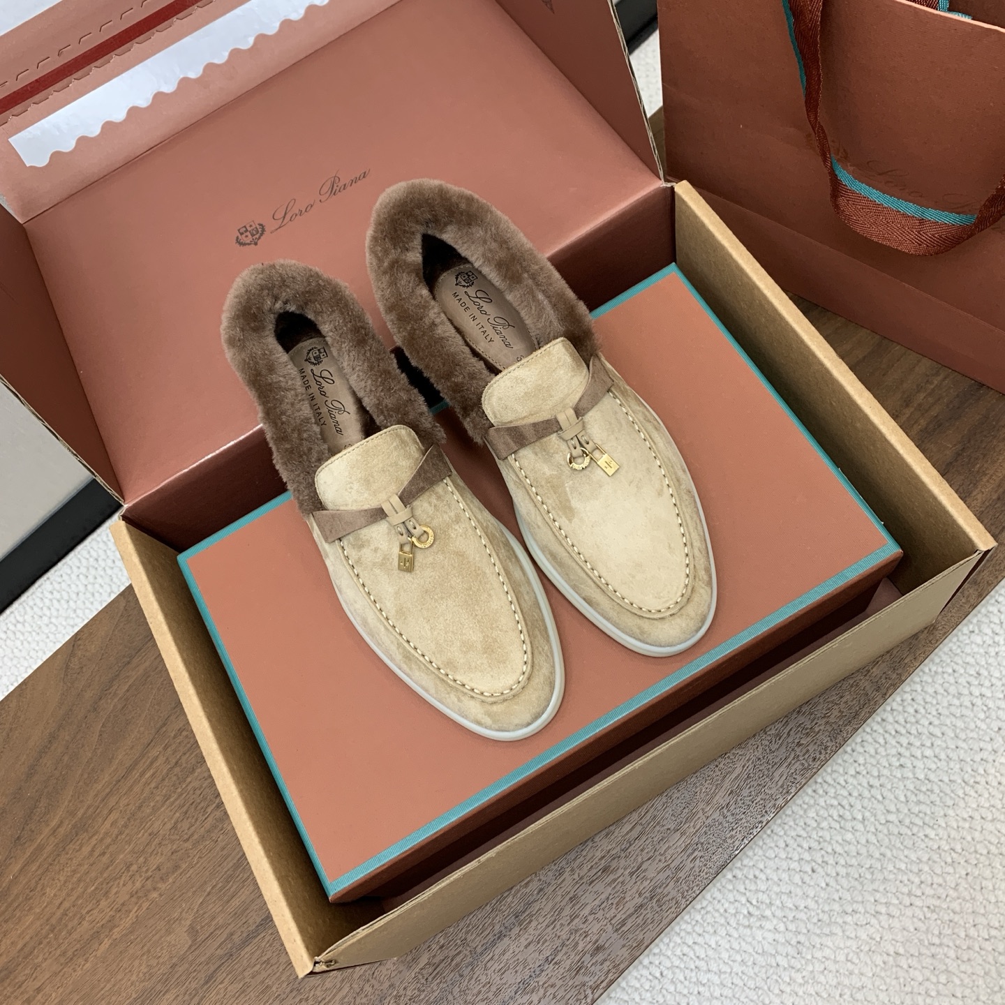 【Loro Piana】顶级版本羊毛里乐福鞋，原版一比一。品牌低调奢华柔软一贯纯色简约的设计风格。皮质柔软舒适度极高 材