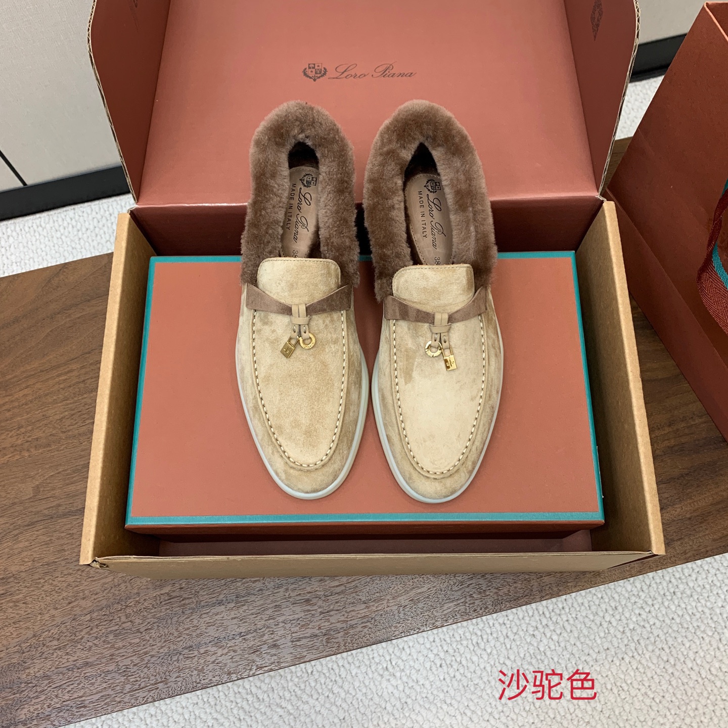 【Loro Piana】顶级版本羊毛里乐福鞋，原版一比一。品牌低调奢华柔软一贯纯色简约的设计风格。皮质柔软舒适度极高 材
