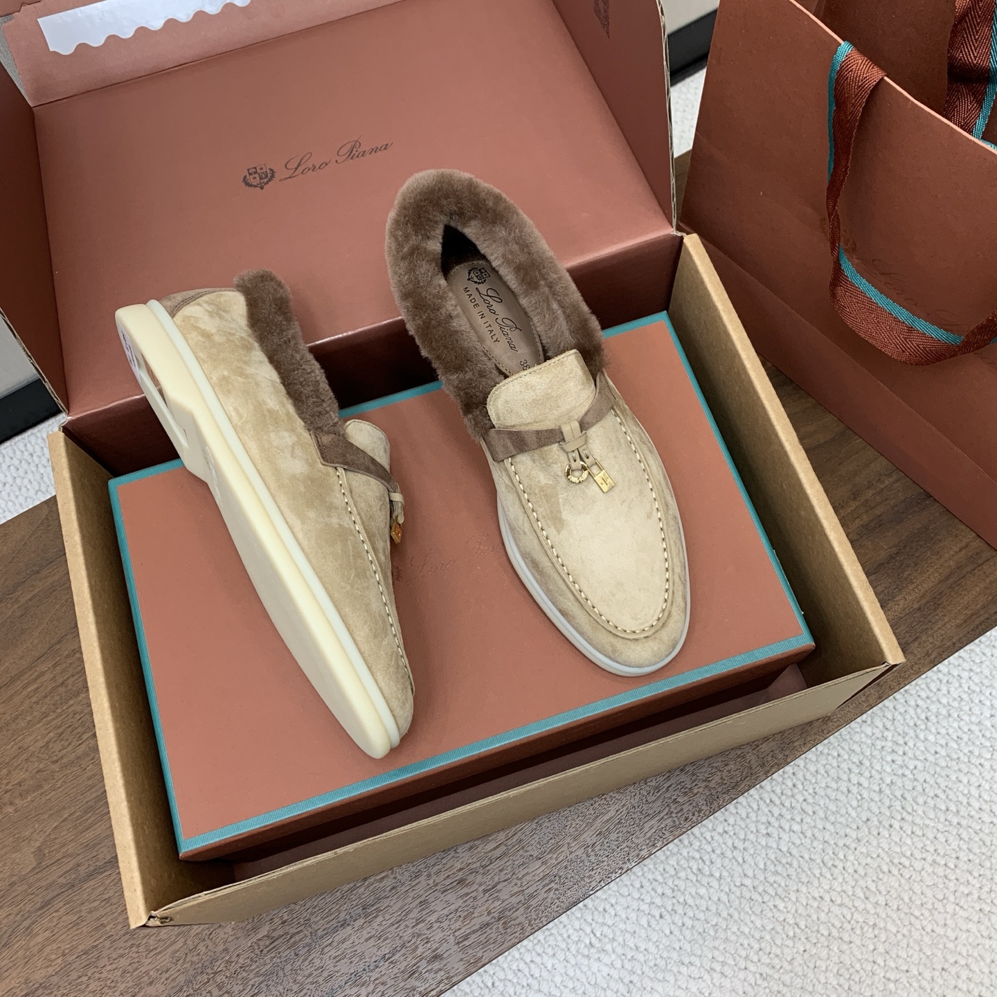 【Loro Piana】顶级版本羊毛里乐福鞋，原版一比一。品牌低调奢华柔软一贯纯色简约的设计风格。皮质柔软舒适度极高 材