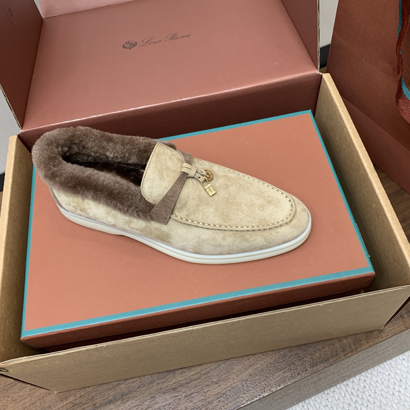 【Loro Piana】顶级版本羊毛里乐福鞋，原版一比一。品牌低调奢华柔软一贯纯色简约的设计风格。皮质柔软舒适度极高 材