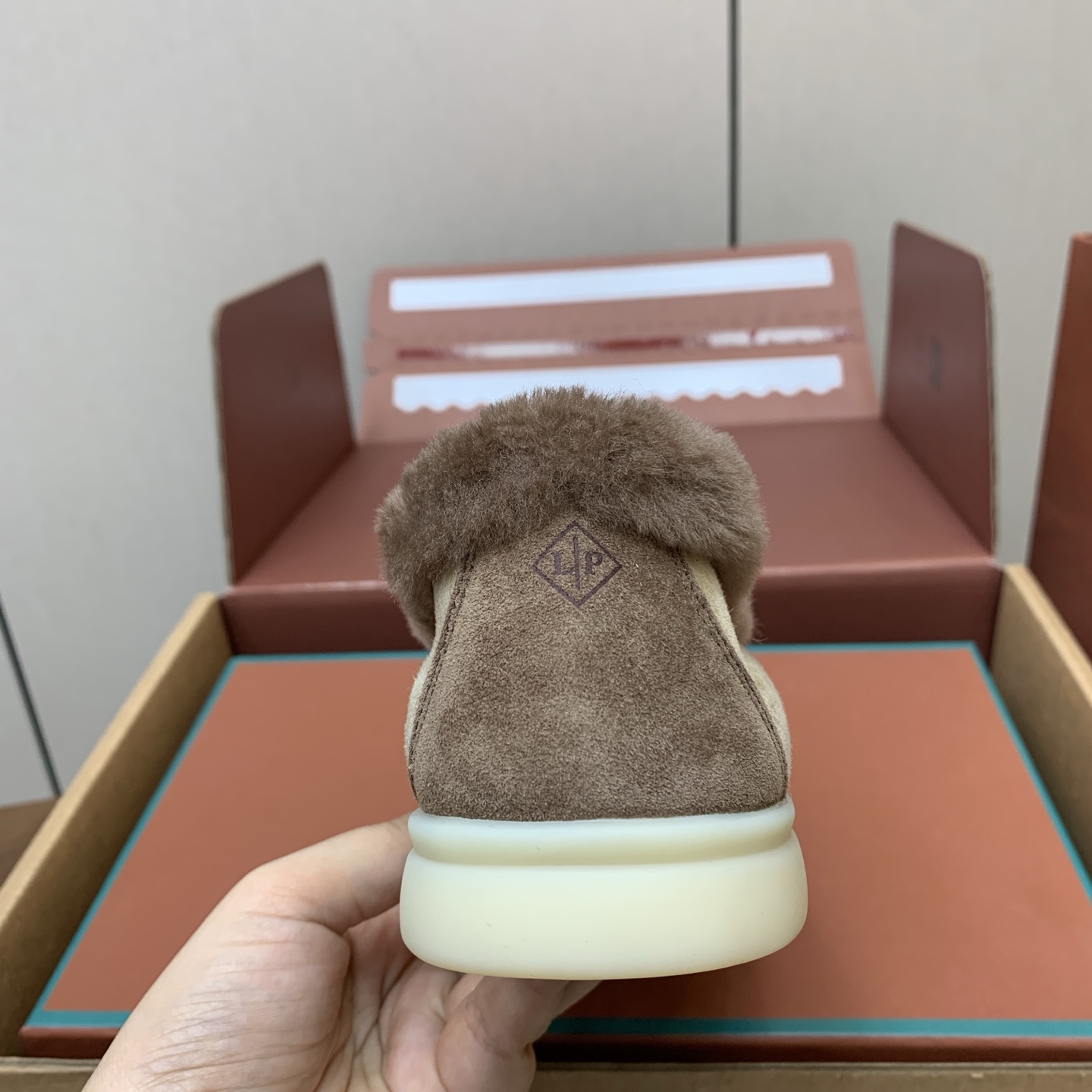 【Loro Piana】顶级版本羊毛里乐福鞋，原版一比一。品牌低调奢华柔软一贯纯色简约的设计风格。皮质柔软舒适度极高 材