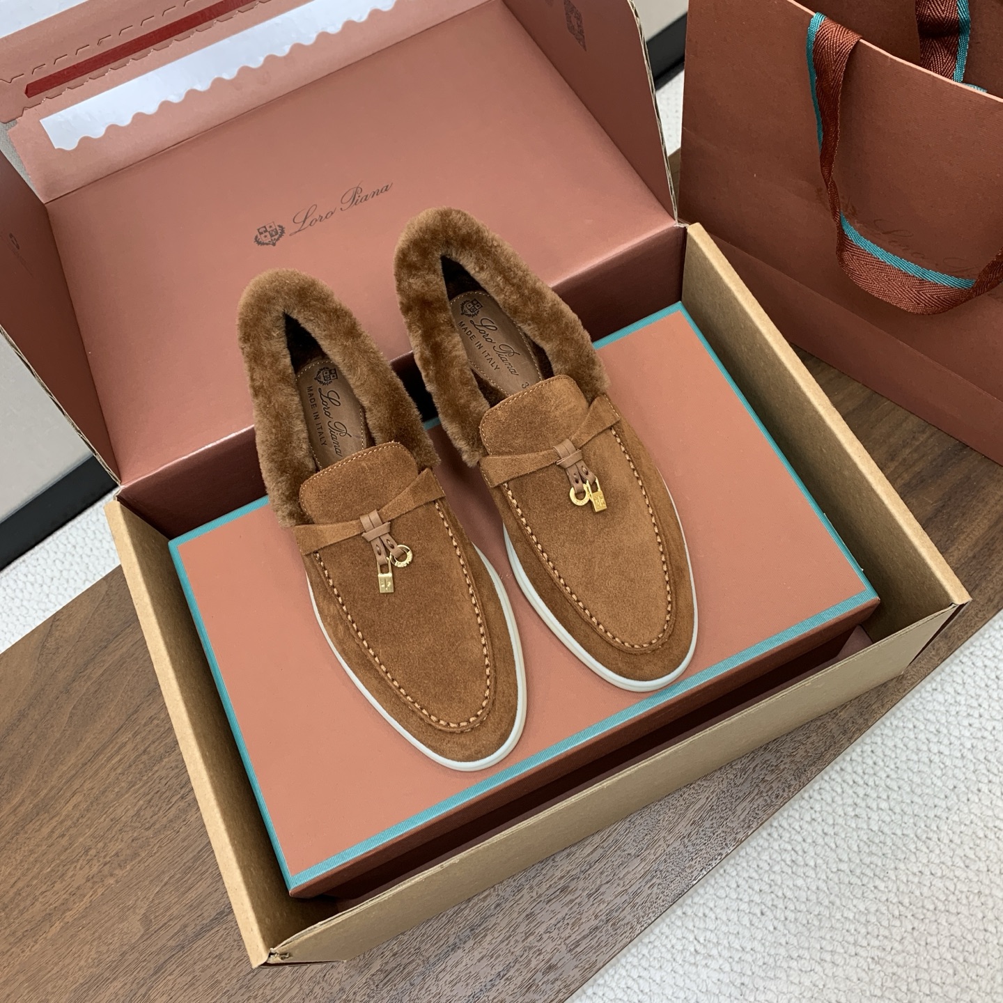 【Loro Piana】顶级版本羊毛里乐福鞋,原版一比一。品牌低调奢华柔软一贯纯色简约的设计风格。皮质柔软舒适度极高 材 【Loro Piana】顶级版本羊毛里乐福鞋,原版一比一。品牌低调奢华柔软一贯纯色简约的设计风格。皮质柔软舒适度极高 材
