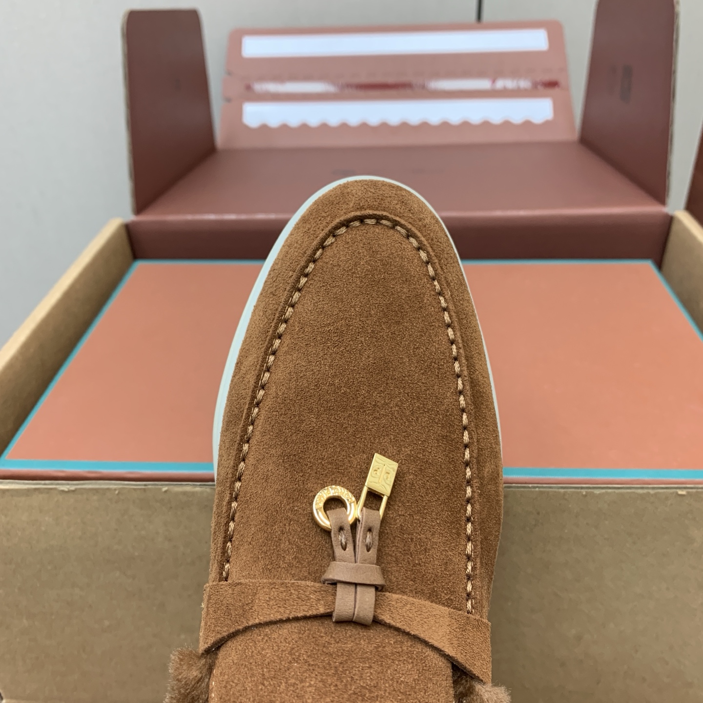 【Loro Piana】顶级版本羊毛里乐福鞋,原版一比一。品牌低调奢华柔软一贯纯色简约的设计风格。皮质柔软舒适度极高 材 【Loro Piana】顶级版本羊毛里乐福鞋,原版一比一。品牌低调奢华柔软一贯纯色简约的设计风格。皮质柔软舒适度极高 材