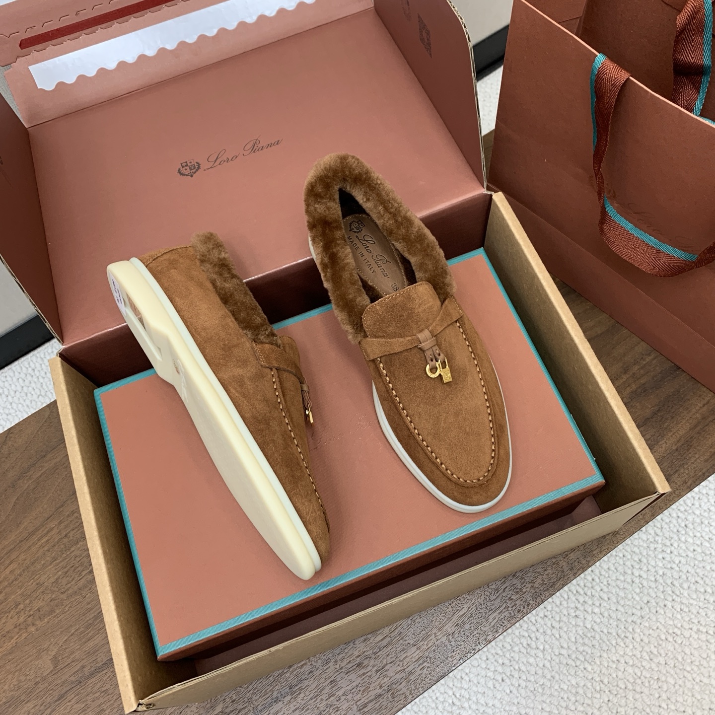 【Loro Piana】顶级版本羊毛里乐福鞋,原版一比一。品牌低调奢华柔软一贯纯色简约的设计风格。皮质柔软舒适度极高 材 【Loro Piana】顶级版本羊毛里乐福鞋,原版一比一。品牌低调奢华柔软一贯纯色简约的设计风格。皮质柔软舒适度极高 材