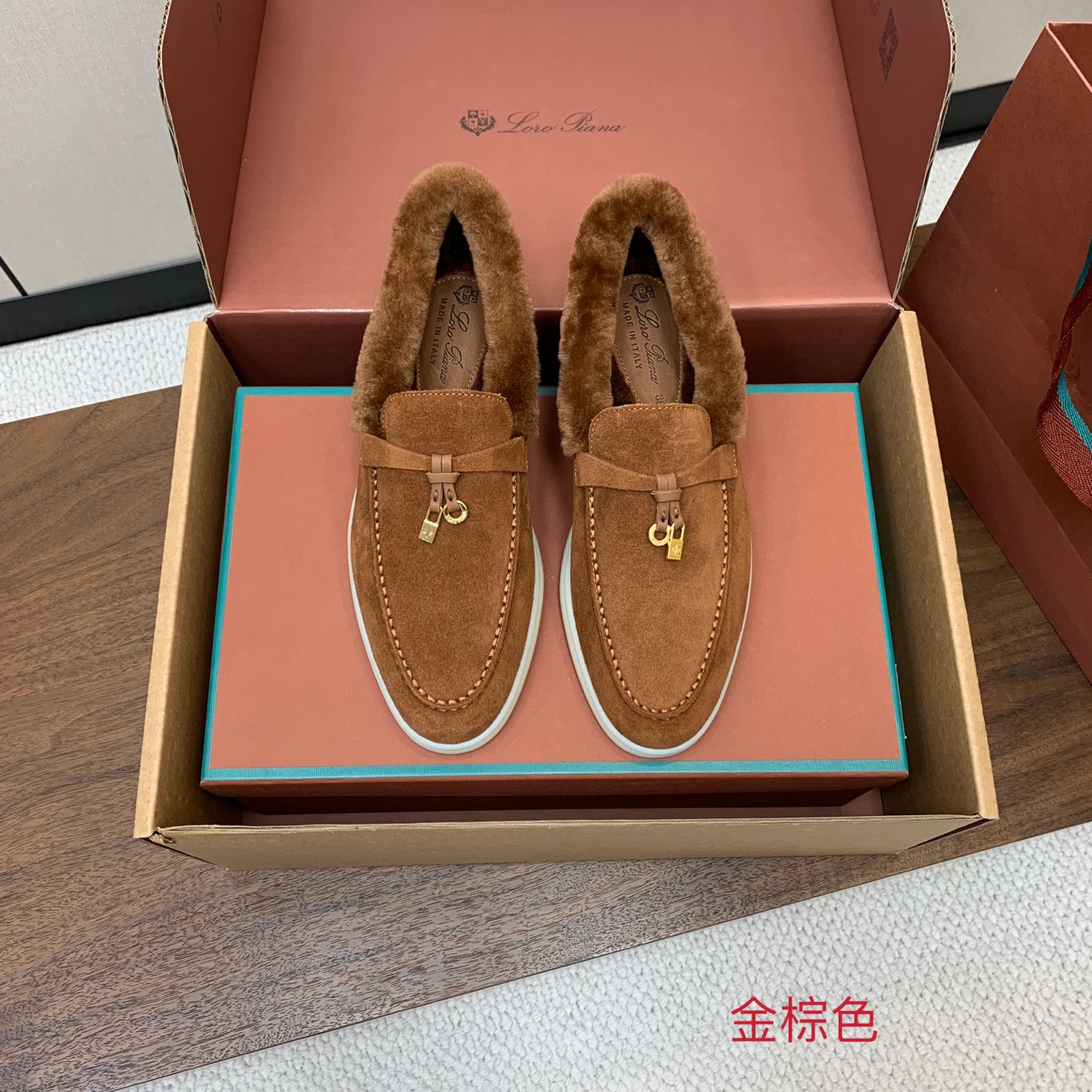 【Loro Piana】顶级版本羊毛里乐福鞋，原版一比一。品牌低调奢华柔软一贯纯色简约的设计风格。皮质柔软舒适度极高 材