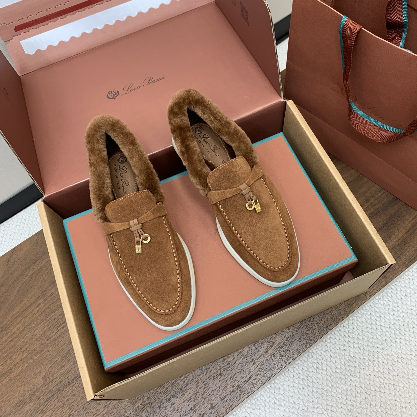 【Loro Piana】顶级版本羊毛里乐福鞋,原版一比一。品牌低调奢华柔软一贯纯色简约的设计风格。皮质柔软舒适度极高 材 【Loro Piana】顶级版本羊毛里乐福鞋,原版一比一。品牌低调奢华柔软一贯纯色简约的设计风格。皮质柔软舒适度极高 材