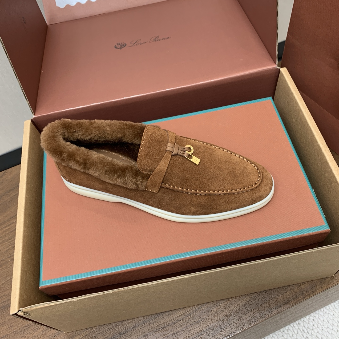 【Loro Piana】顶级版本羊毛里乐福鞋,原版一比一。品牌低调奢华柔软一贯纯色简约的设计风格。皮质柔软舒适度极高 材 【Loro Piana】顶级版本羊毛里乐福鞋,原版一比一。品牌低调奢华柔软一贯纯色简约的设计风格。皮质柔软舒适度极高 材