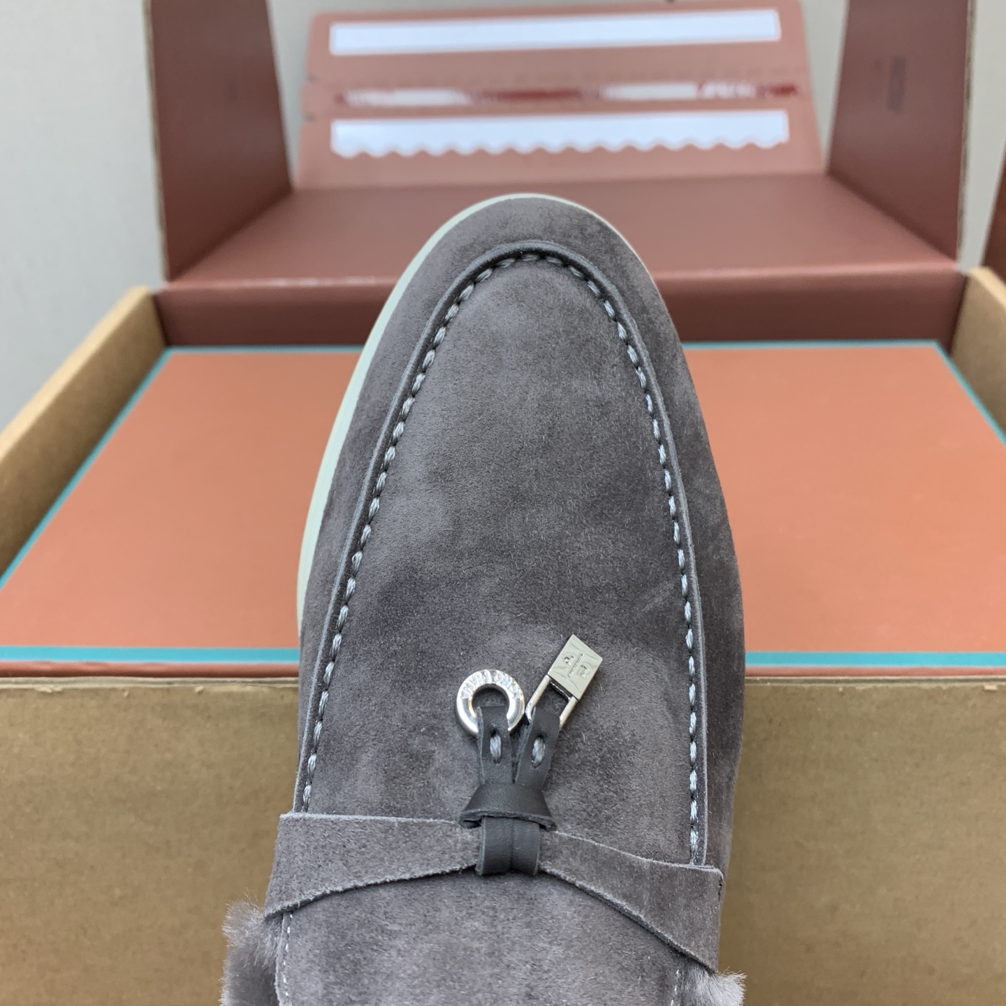 【Loro Piana】顶级版本羊毛里乐福鞋，原版一比一。品牌低调奢华柔软一贯纯色简约的设计风格。皮质柔软舒适度极高 材