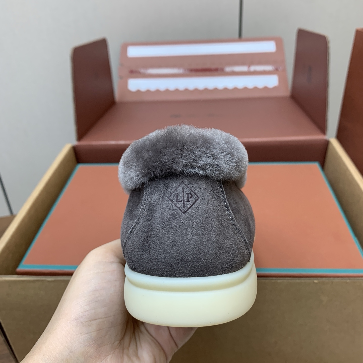 【Loro Piana】顶级版本羊毛里乐福鞋，原版一比一。品牌低调奢华柔软一贯纯色简约的设计风格。皮质柔软舒适度极高 材