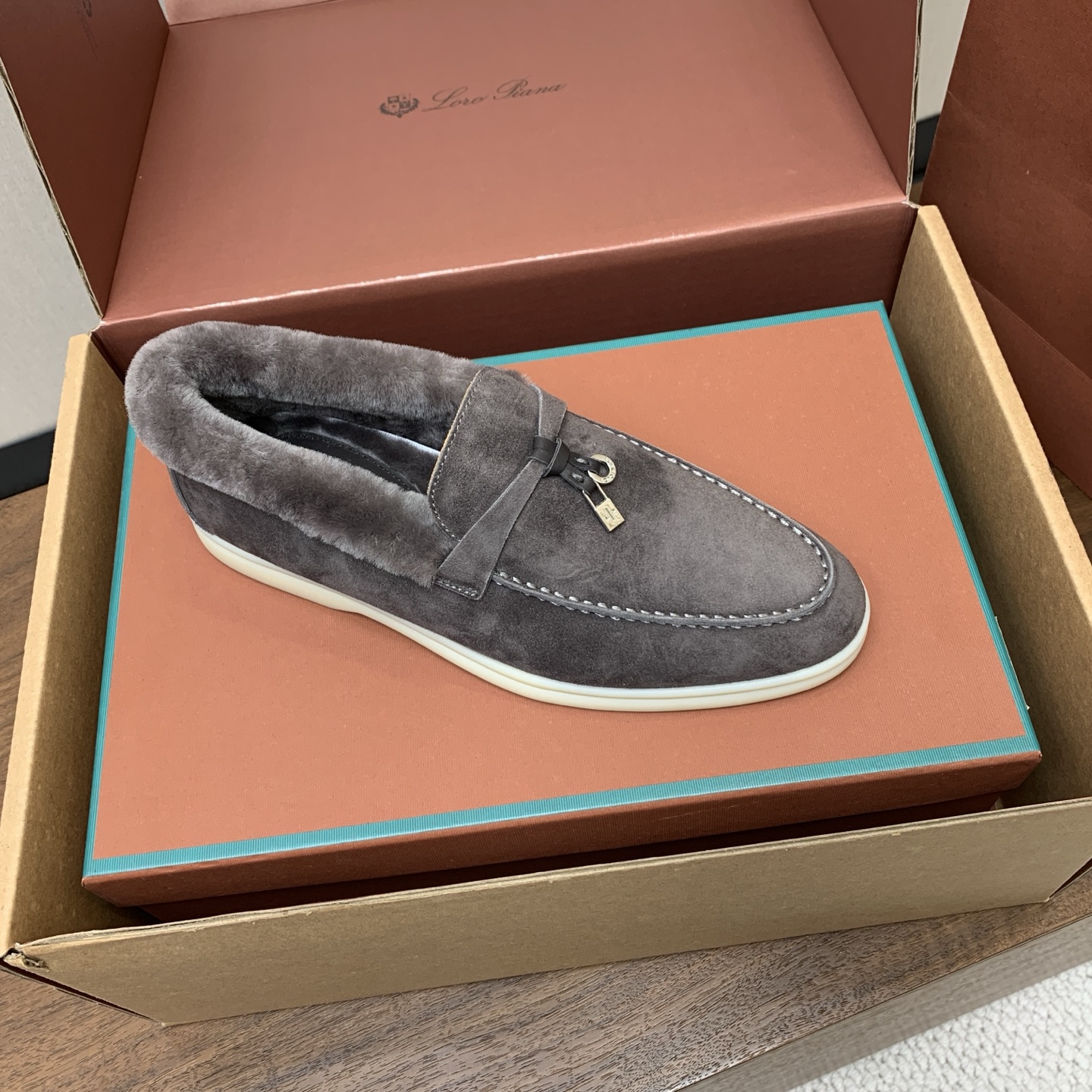【Loro Piana】顶级版本羊毛里乐福鞋，原版一比一。品牌低调奢华柔软一贯纯色简约的设计风格。皮质柔软舒适度极高 材