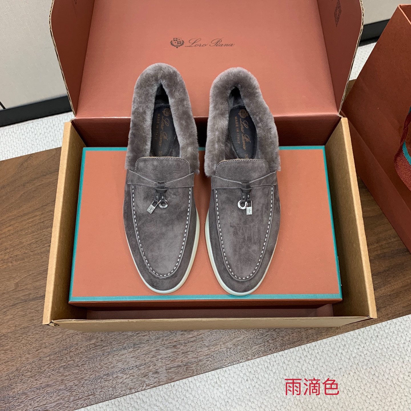 【Loro Piana】顶级版本羊毛里乐福鞋，原版一比一。品牌低调奢华柔软一贯纯色简约的设计风格。皮质柔软舒适度极高 材