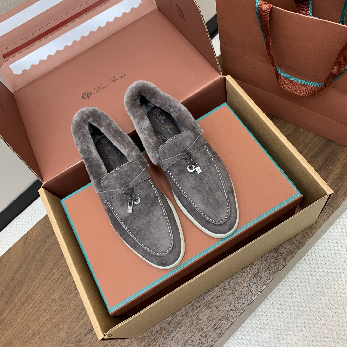 【Loro Piana】顶级版本羊毛里乐福鞋，原版一比一。品牌低调奢华柔软一贯纯色简约的设计风格。皮质柔软舒适度极高 材