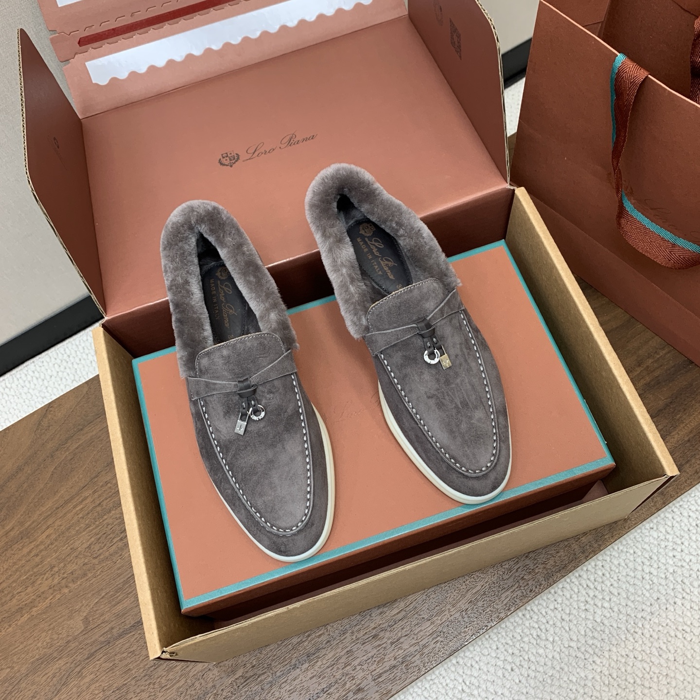 【Loro Piana】顶级版本羊毛里乐福鞋，原版一比一。品牌低调奢华柔软一贯纯色简约的设计风格。皮质柔软舒适度极高 材