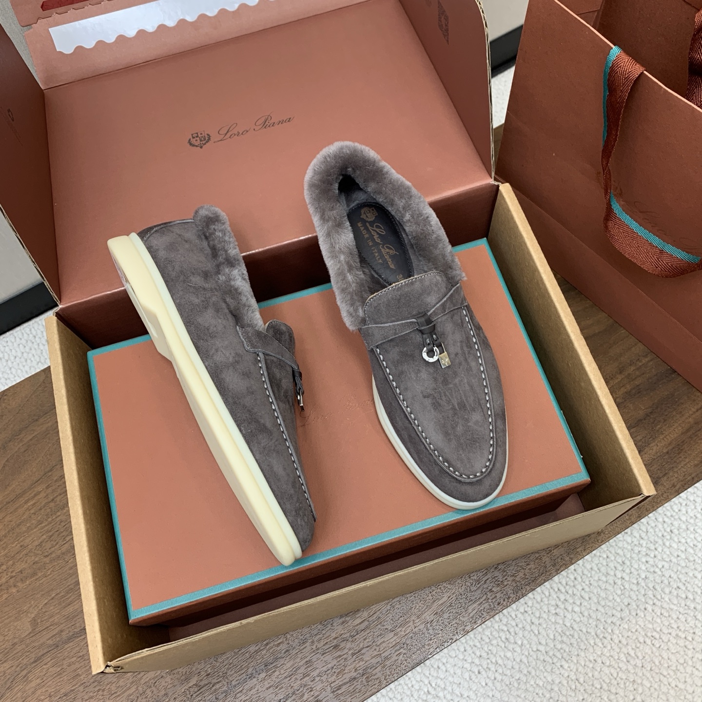 【Loro Piana】顶级版本羊毛里乐福鞋，原版一比一。品牌低调奢华柔软一贯纯色简约的设计风格。皮质柔软舒适度极高 材